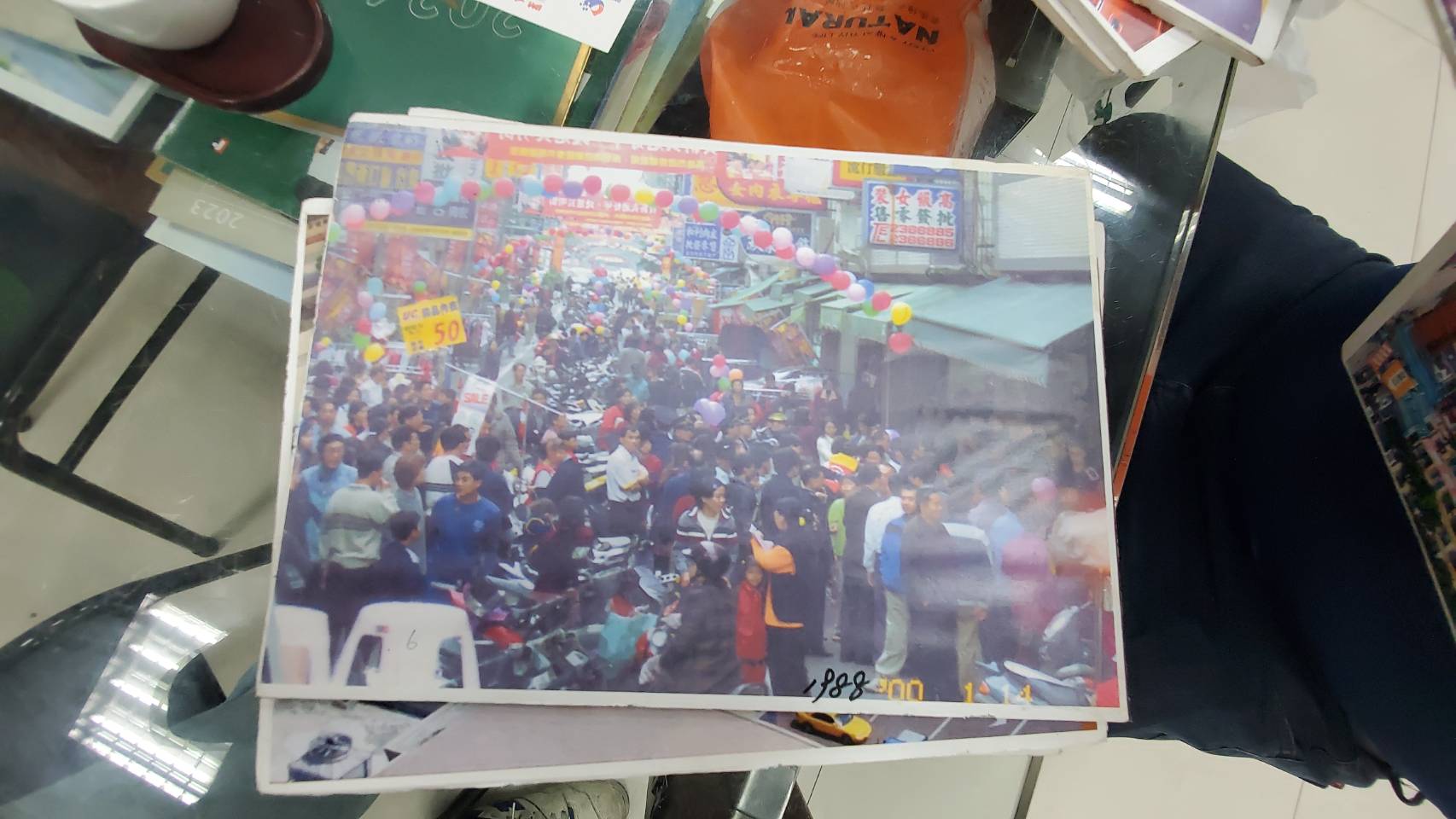 长明街的店家拿出旧照片回忆商圈人潮汹涌的鼎盛状况。记者王勇超／摄影
