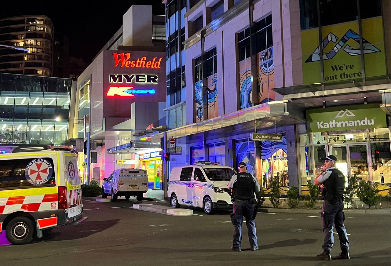 澳洲雪梨东部的Westfield Bondi Junction购物中心下午发生持刀攻击事件，已有5人丧生，9人遭刺伤，嫌犯则被一名闻讯赶到的警官当场击毙。路透