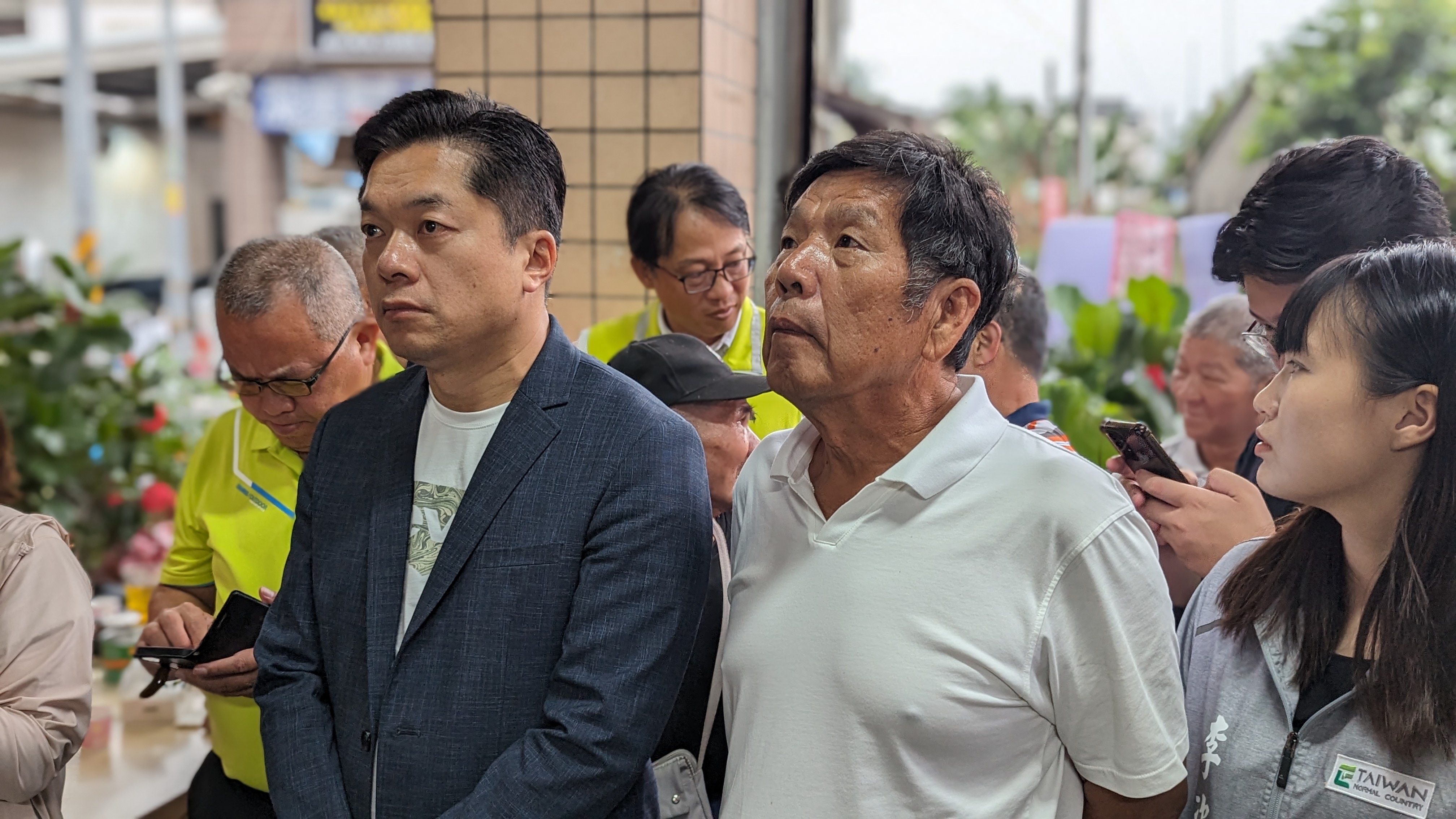 立委陈俊宇（左）和员山乡县议员补选候选人蓝万义（右）到竞总宣布败选。记者陈敬丰／摄影