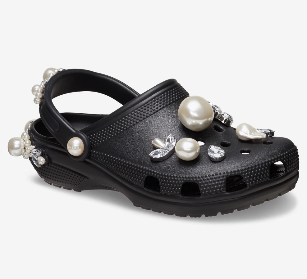 Simone Rocha x Crocs联名系列平底拖鞋黑色款，5,800元。图／喜事国际提供