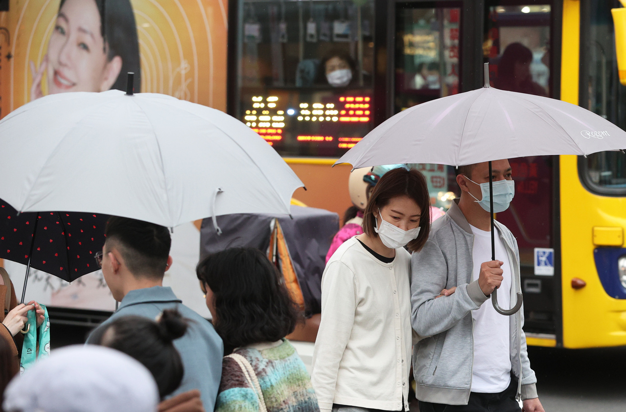 交通部中央气象署表示，17日之前有1波锋面在台湾北部海面，大台北及花东有零星短暂阵雨。联合报系资料照片／记者潘俊宏摄影