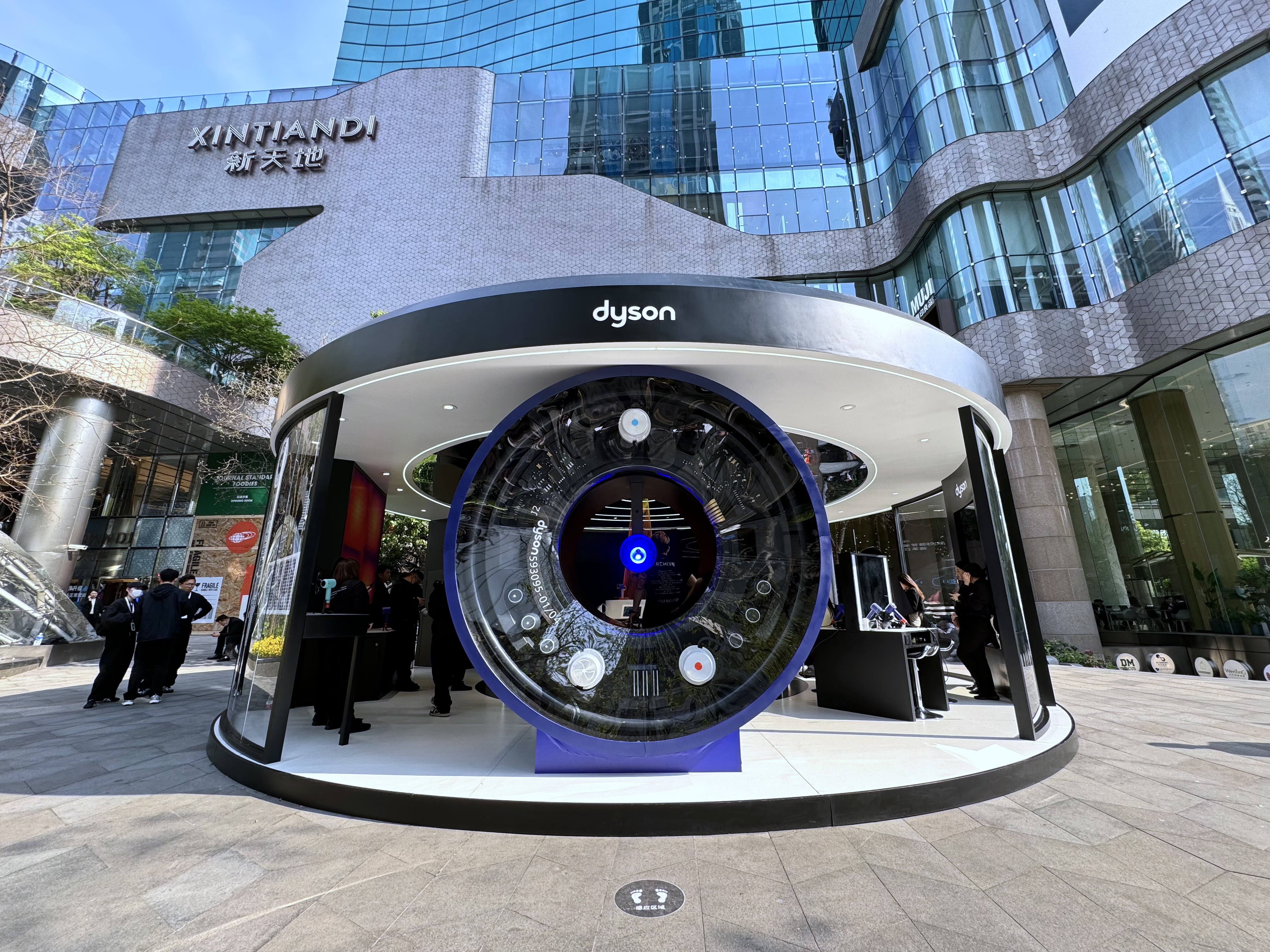 Dyson于上海新天地打造超吸睛的巨型快闪体验店。记者黄筱晴／摄影