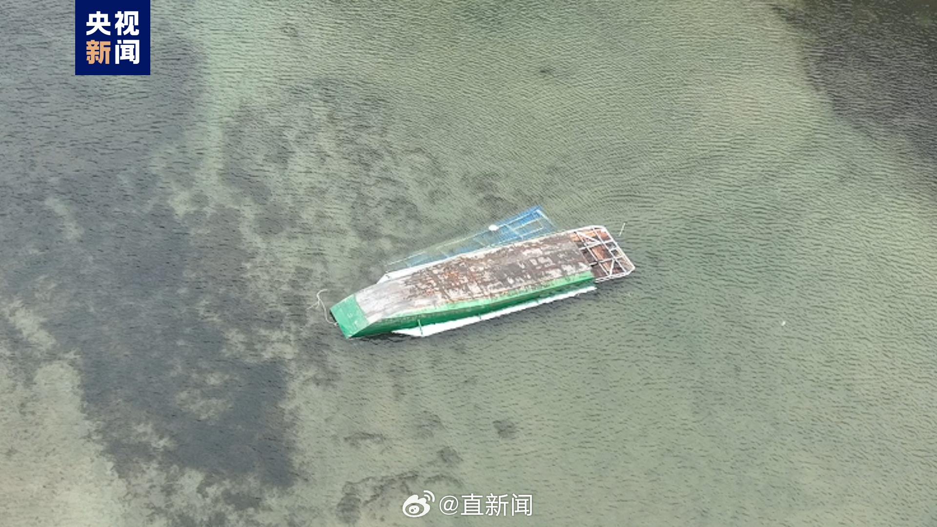 秦皇岛市卢龙县刘家营乡桃林口村13日发生一起船只侧翻导致人员落水事故，酿成12人不幸死亡。（图／取自央视新闻）