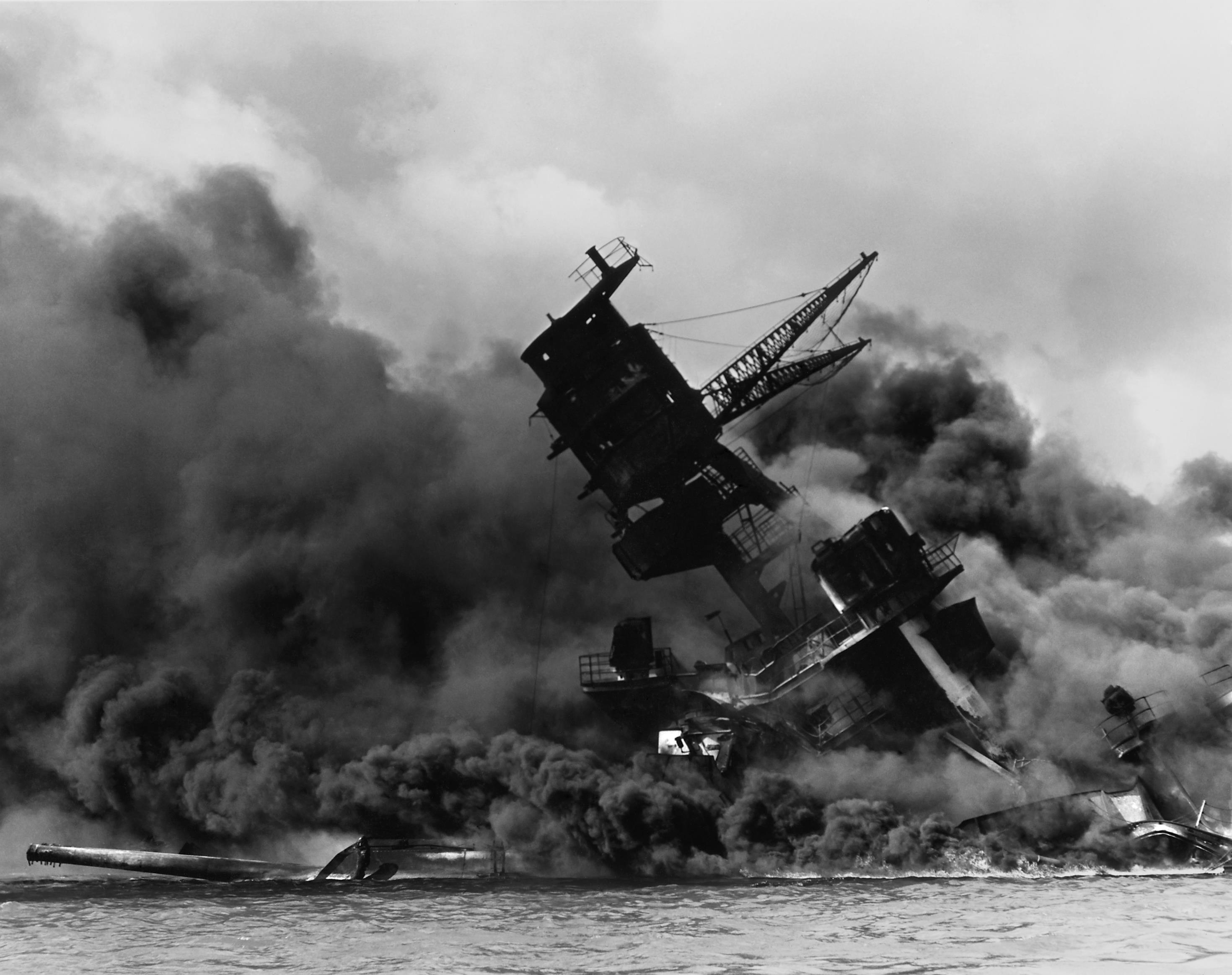 大火与浓烟中的亚利桑那号，是珍珠港事变最为人熟知的意象。图／美国海军档案照片