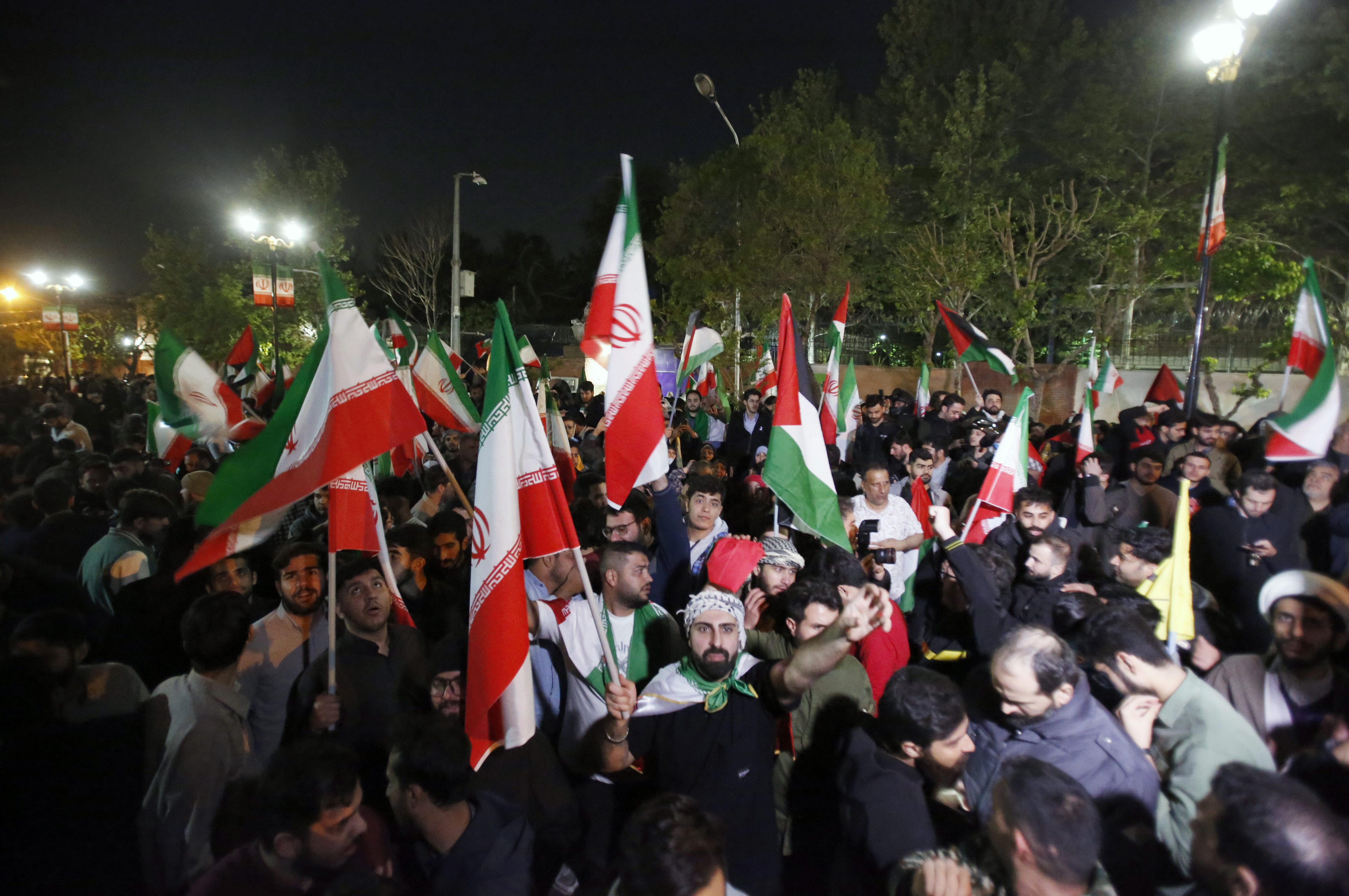 伊朗13日深夜出动上百架无人机和飞弹攻击以色列，对此成千上万伊朗民众在14日稍早聚集首都德黑兰巴勒斯坦广场，表达对政府的支持。欧新社
