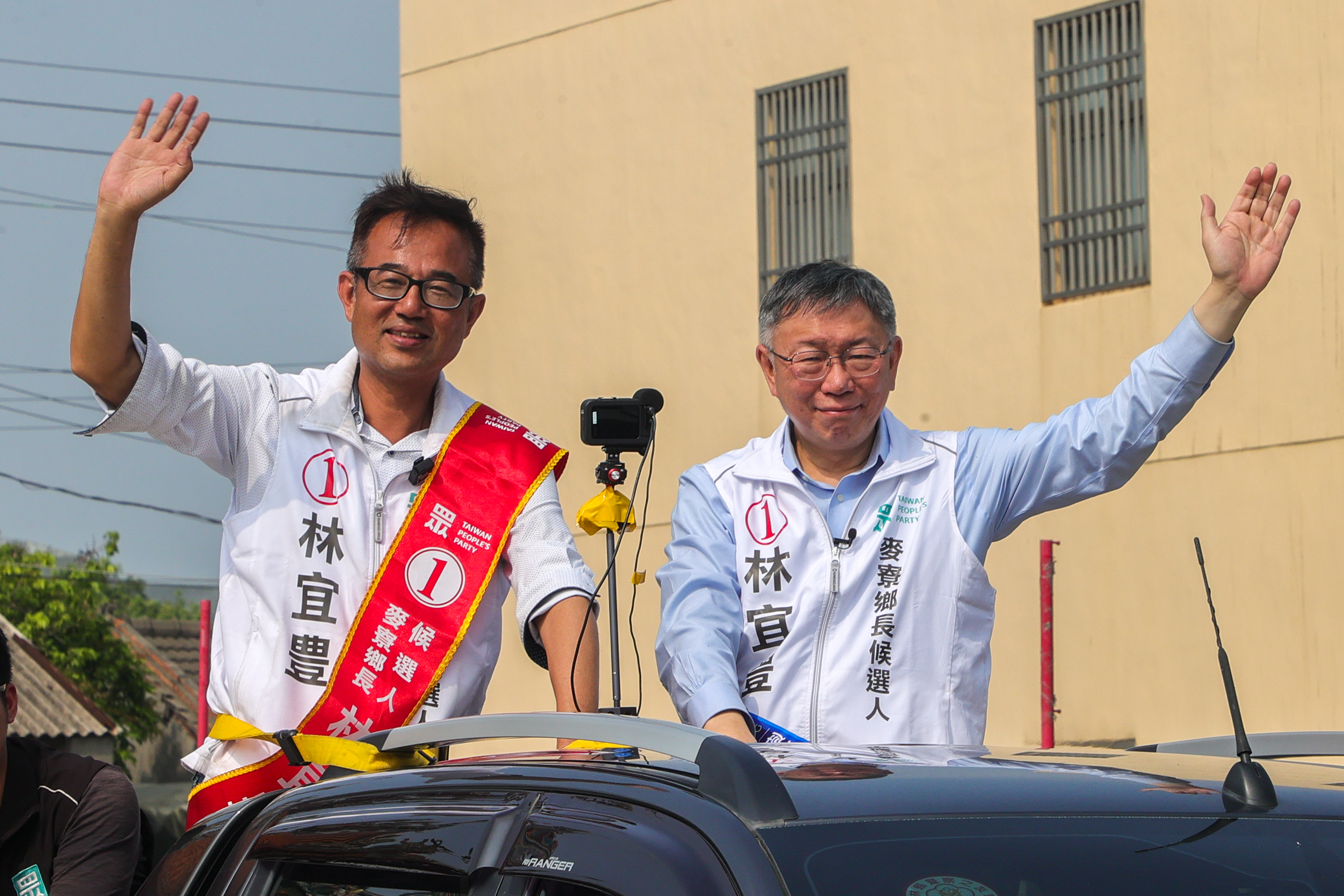 民众党主席柯文哲（右）陪同麦寮乡长补选候选人林宜丰（左）进行车队扫街。记者黄仲裕／摄影