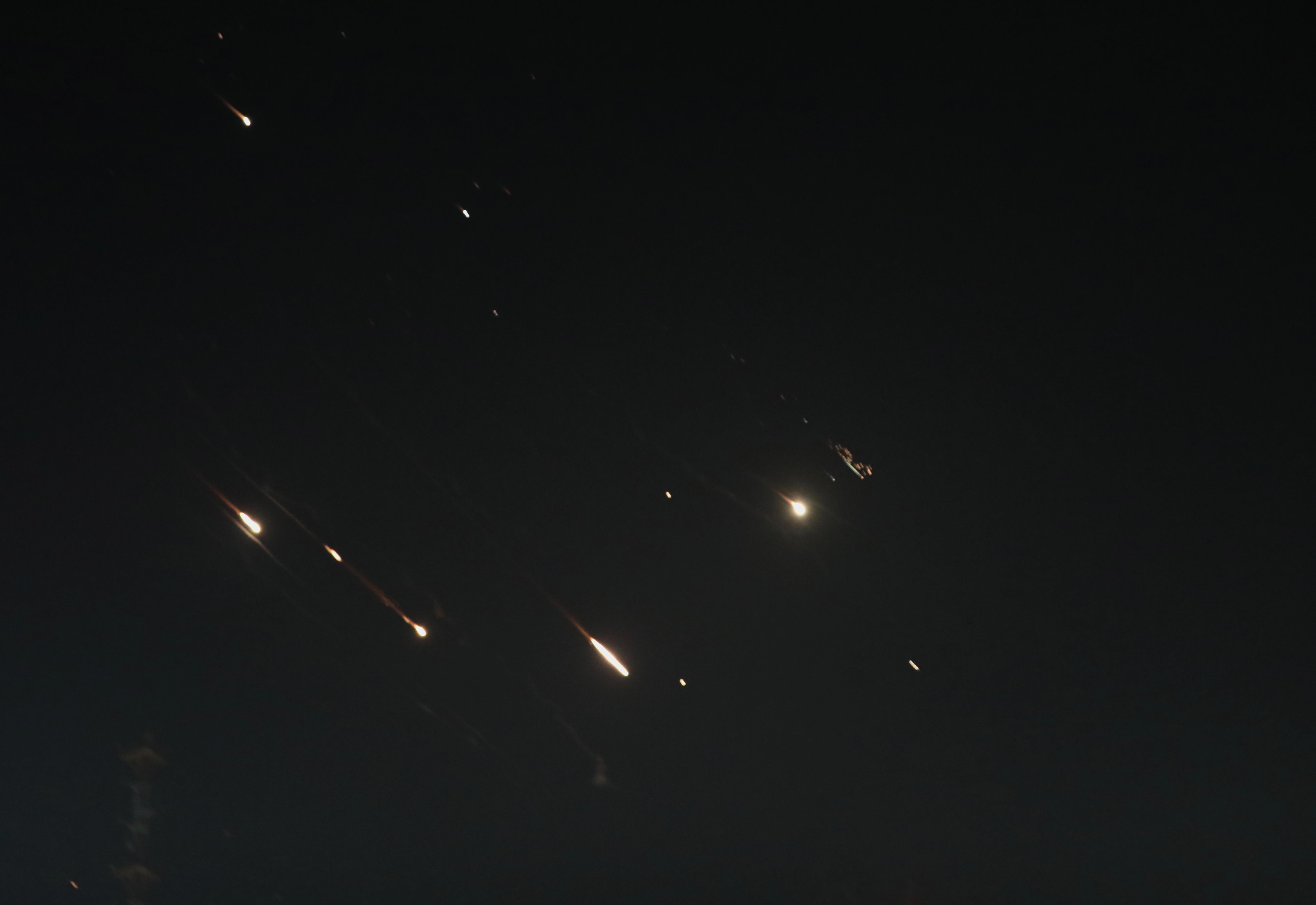 图为14日凌晨在耶路撒冷上空拍摄的以色列「铁穹」防空系统启动拦截的画面。（新华社）