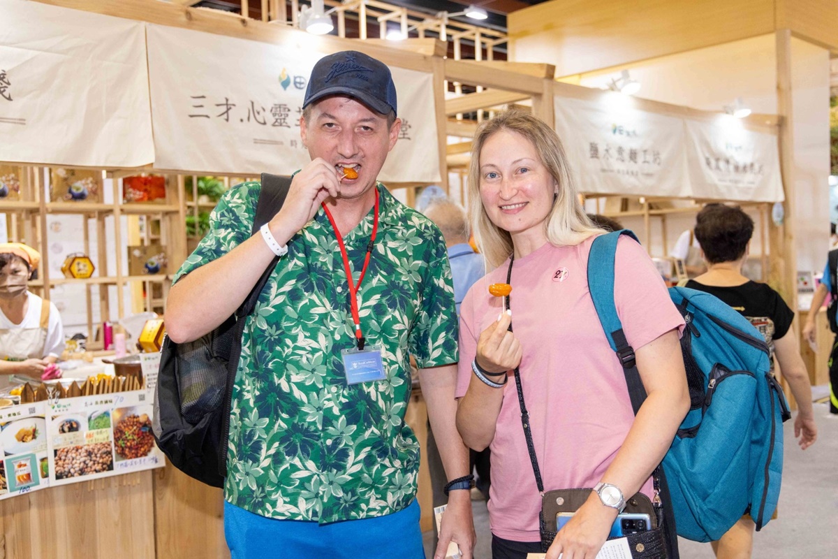 近300位国际旅客搭乘邮轮海洋光谱号，在基隆港下港后就直冲台湾美食展大啖美食，品尝蜜地瓜。图／台湾观光协会提供
