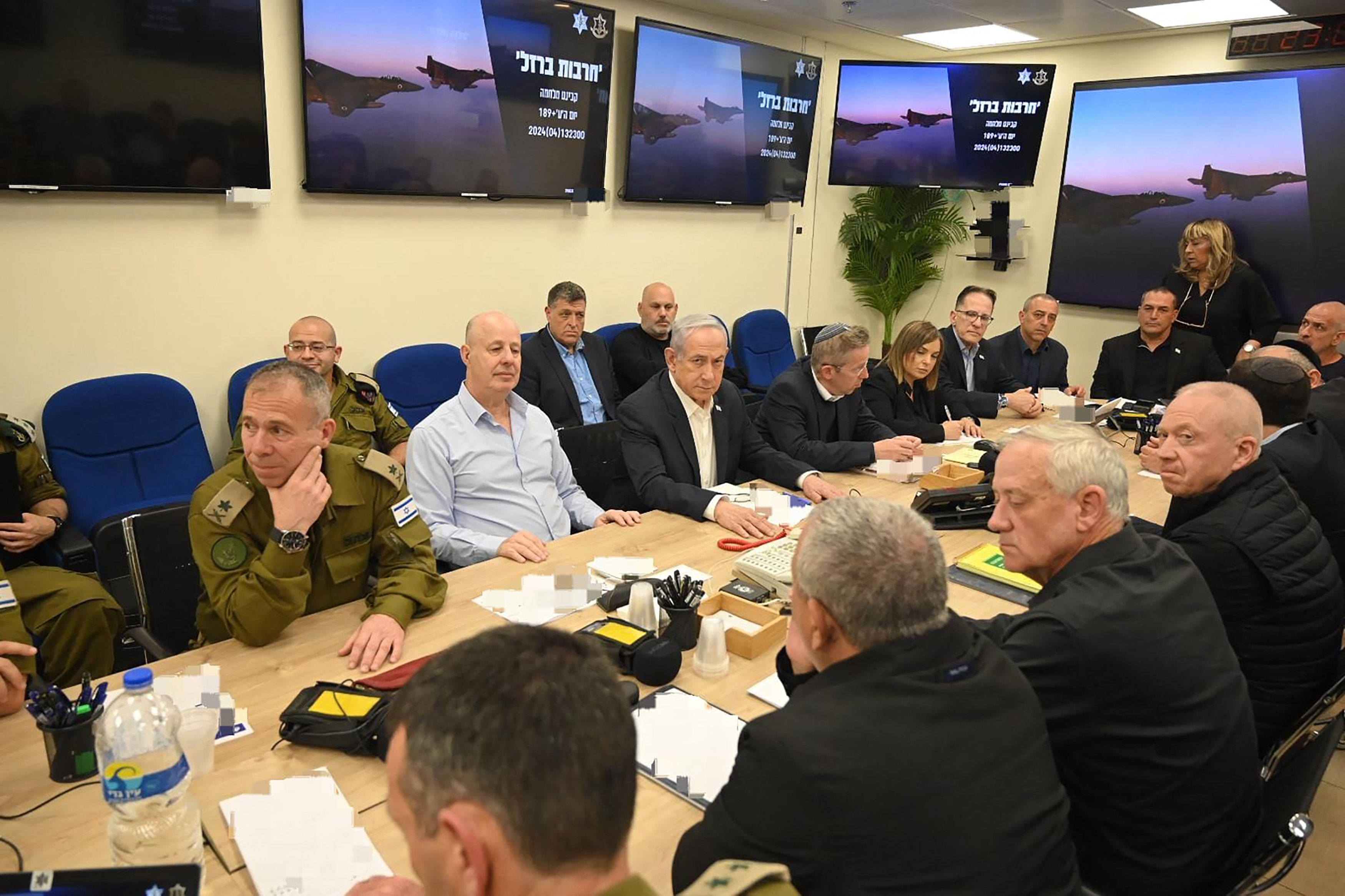 以色列总理内唐亚胡（左三）14日在以国遭遇伊朗袭击后，首度于社群媒体X发声，说明「我们将团结取胜」。 图为以色列战时内阁当日在特拉维夫紧急召开会议。法新社