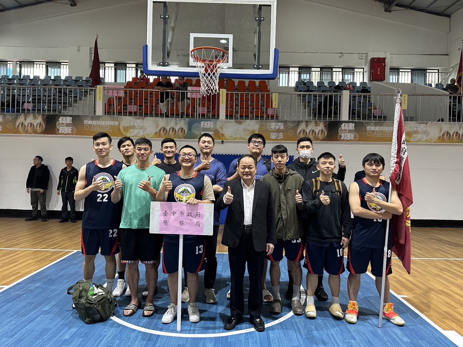 台中市警察局参加今年的「警政署长杯篮球锦标赛」督察长林逢泉（前右）前往为球员们打气。图／蔡期望提供