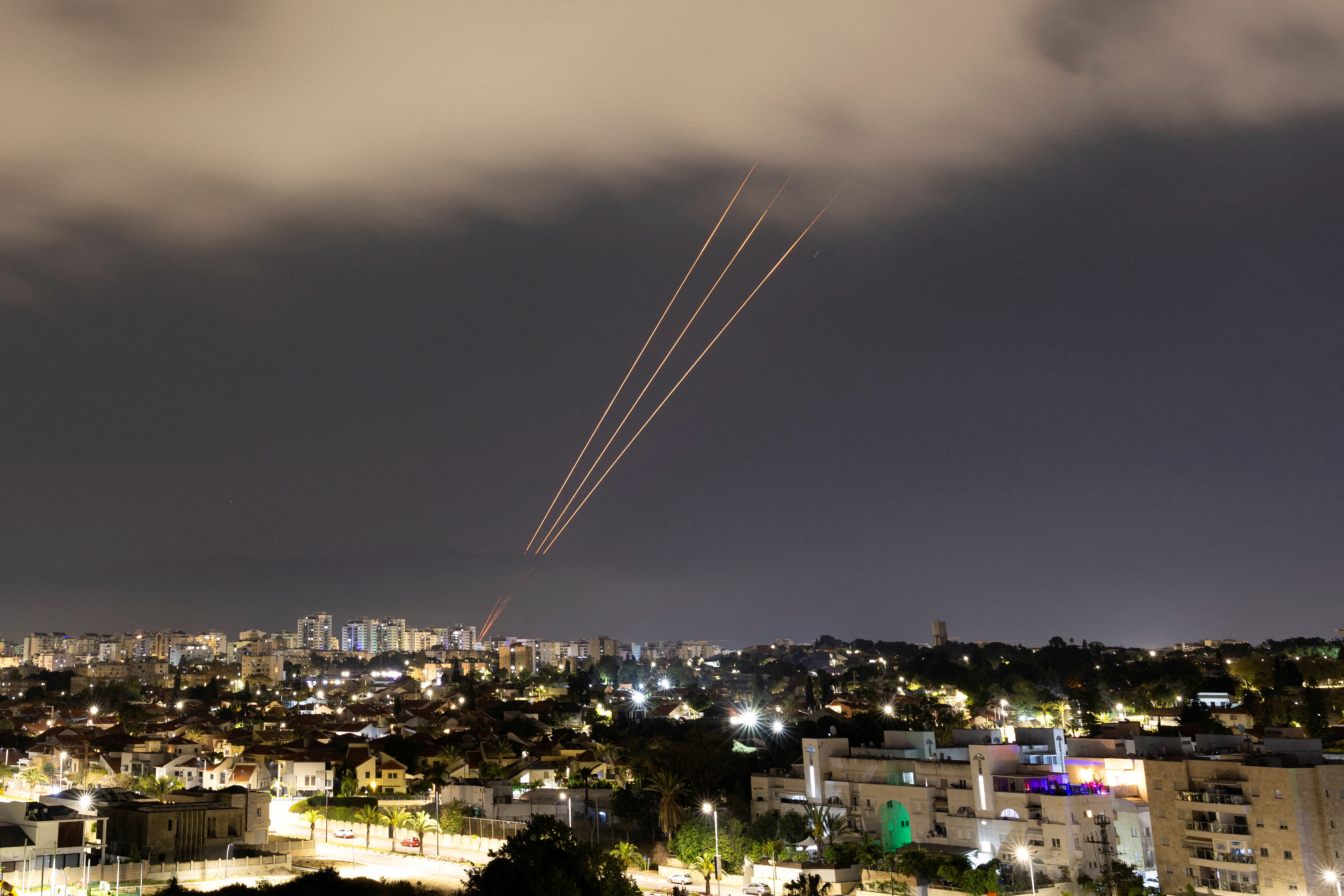 以色列军方今天表示，伊朗昨天晚上利用数以百计无人机和飞弹攻击以国的行动「失利」，有99%无人机和飞弹遭到拦截。图为伊朗13日向以色列发动无人机和飞弹袭击，以色列铁穹防空系统开始运作。路透