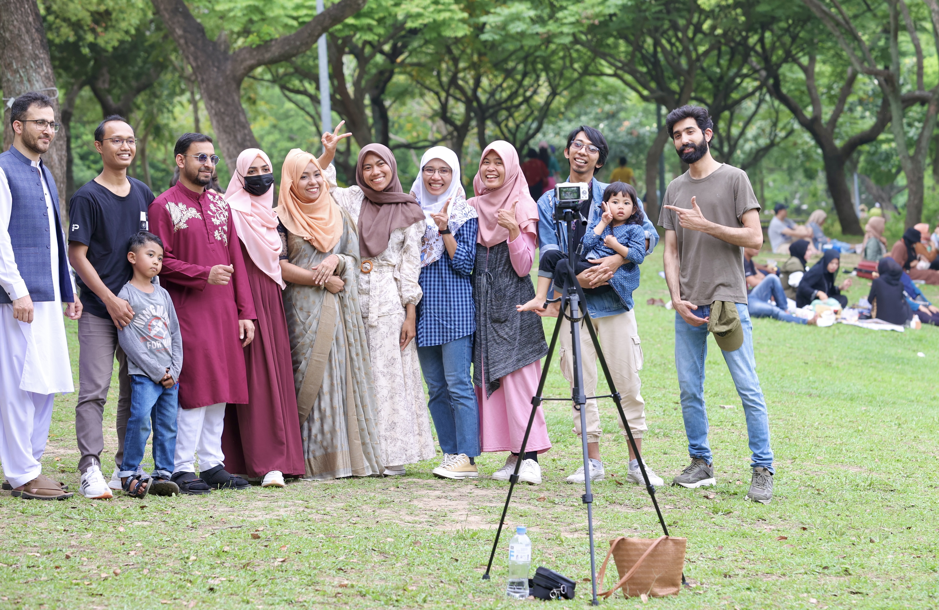 台北市政府观光传播局今天在大安森林公园举办「2024 Eid-al-Fitr in Taipei 寻味台北 齐贺开斋」活动，许多穆斯林及移工亲友家族到场欢聚。记者林俊良／摄影