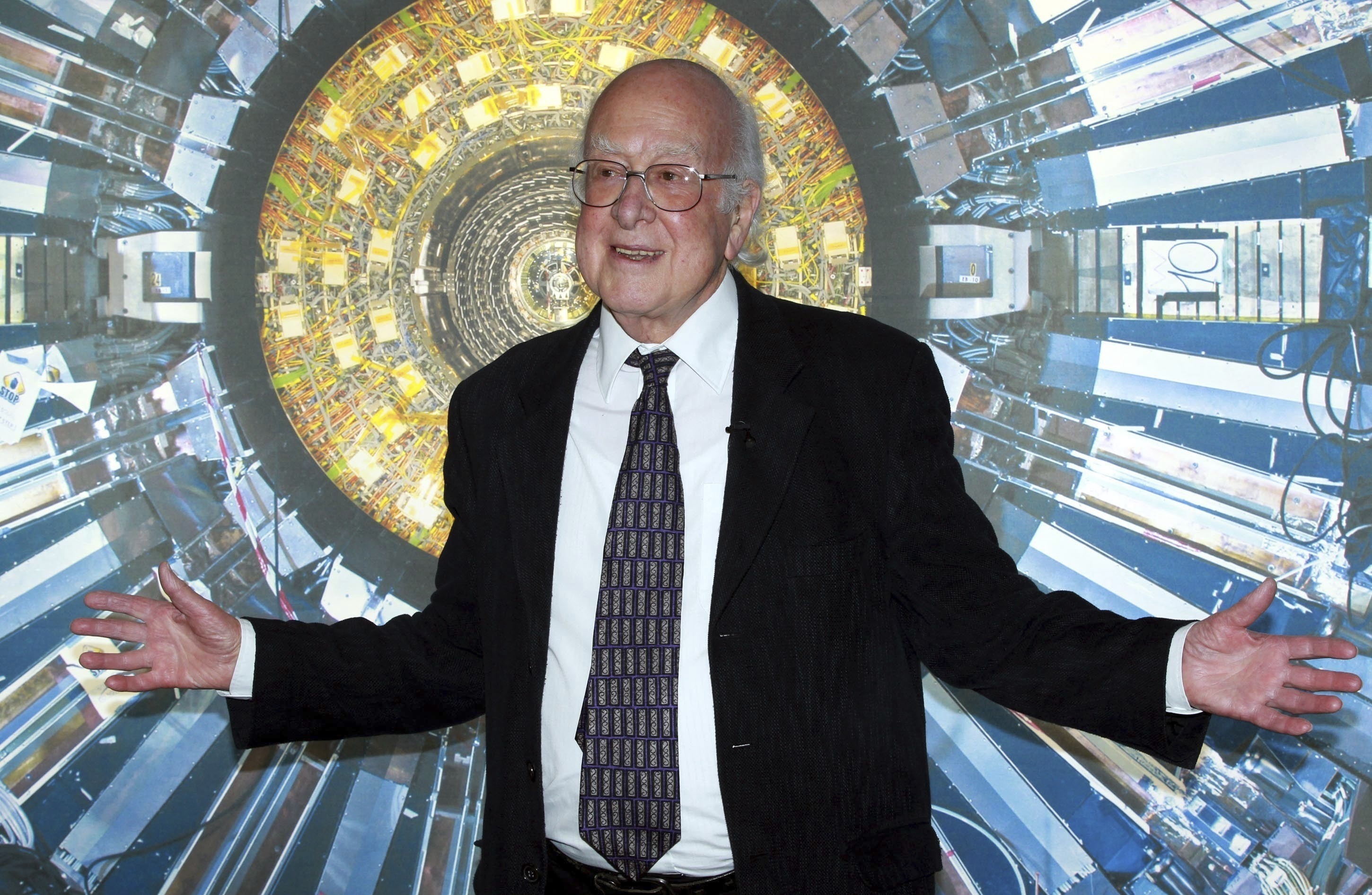 诺贝尔物理学奖得主希格斯与发现「上帝粒子」的欧洲核子研究组织大型强子对撞机（LHC）合影。（图／美联社）
