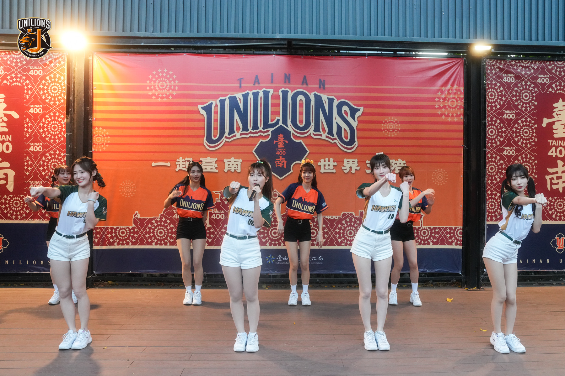 统一狮队「台南400主题日」，狮队UNI GIRLS与台钢雄鹰WING STARS共同合作。图／统一狮队提供