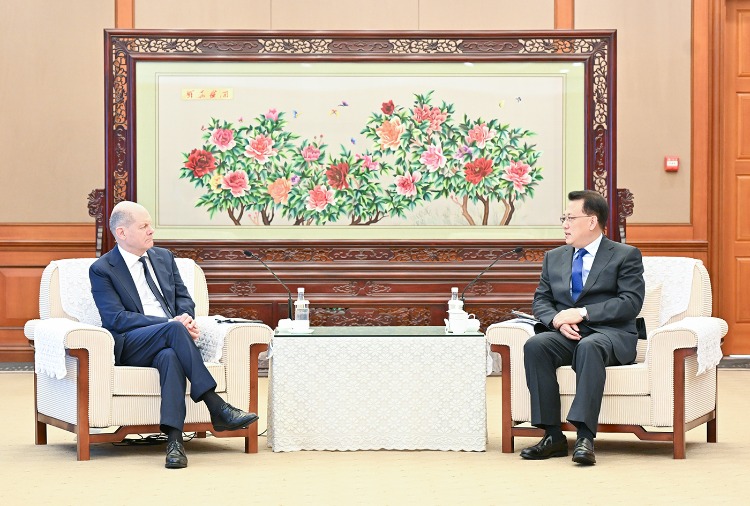 重庆市委书记袁家军（右）会见德国总理萧兹。 取自重庆日报