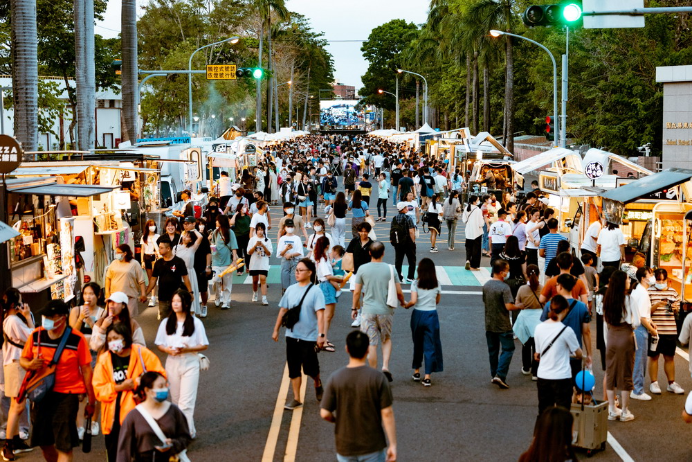 屏东三大日第三天，现场也有市集活动，3天累计逾15万人次。图／屏东县政府提供