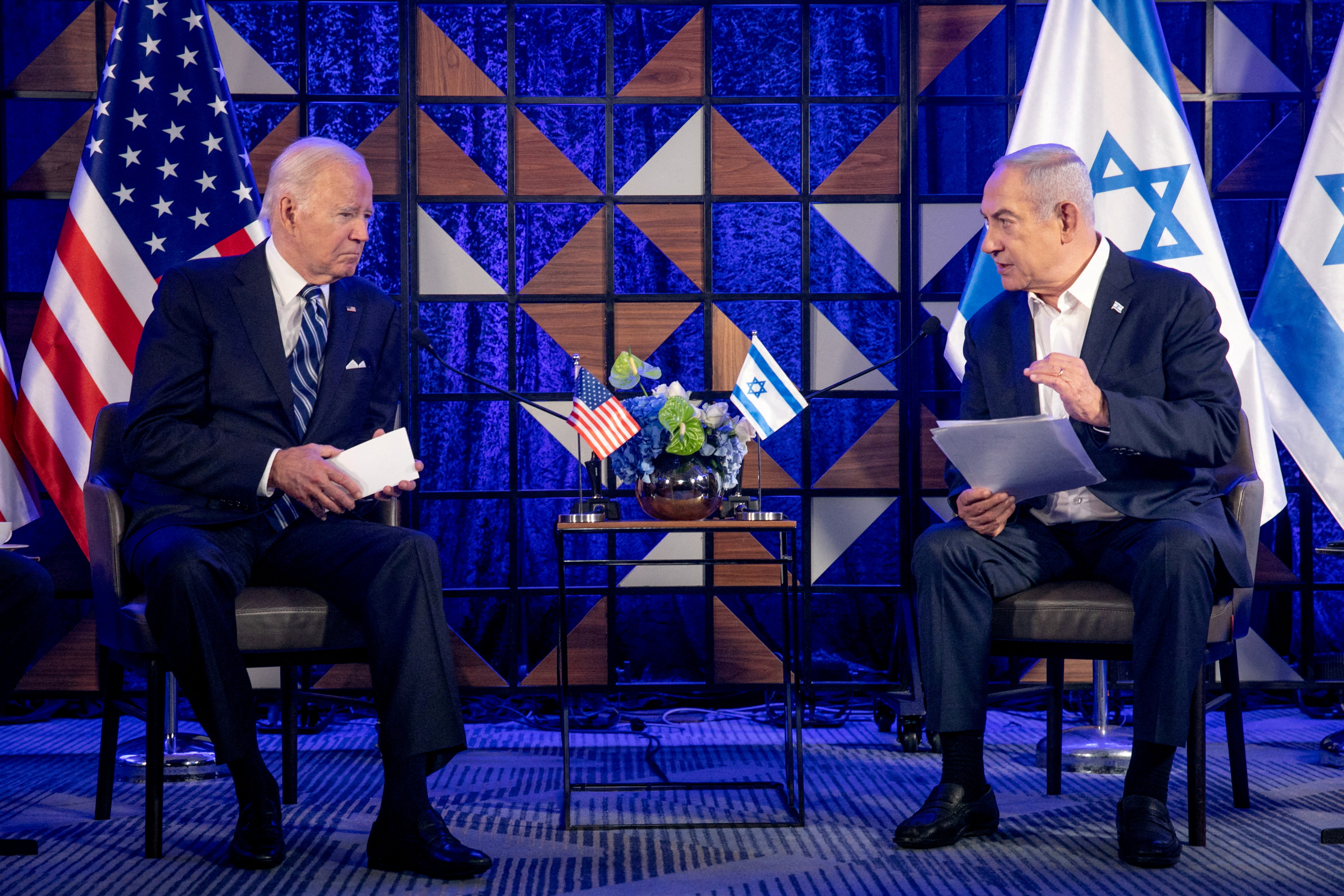 美国总统拜登（左）与以色列总理内唐亚胡（右）去年10月在以色列特拉维夫会谈。
