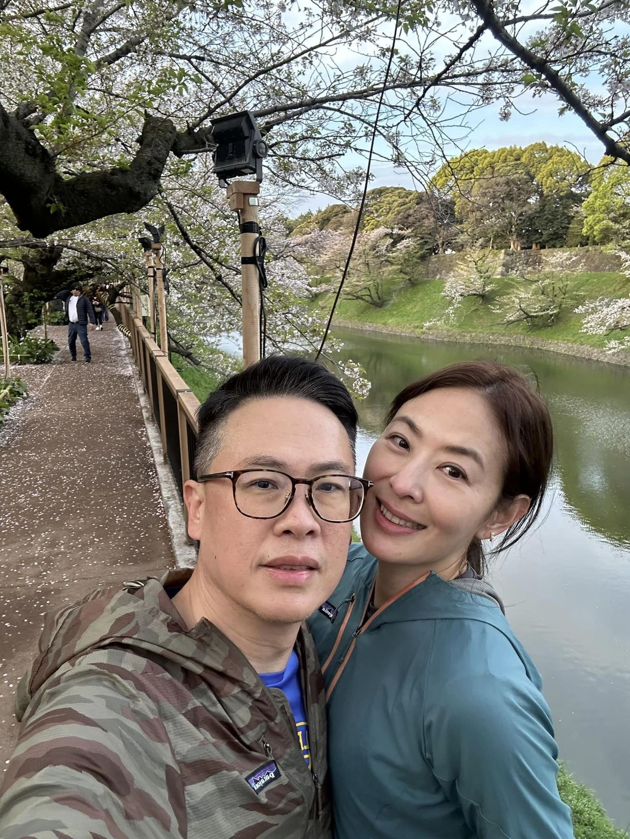 贾永婕分享与老公一起到日本赏樱的照片。