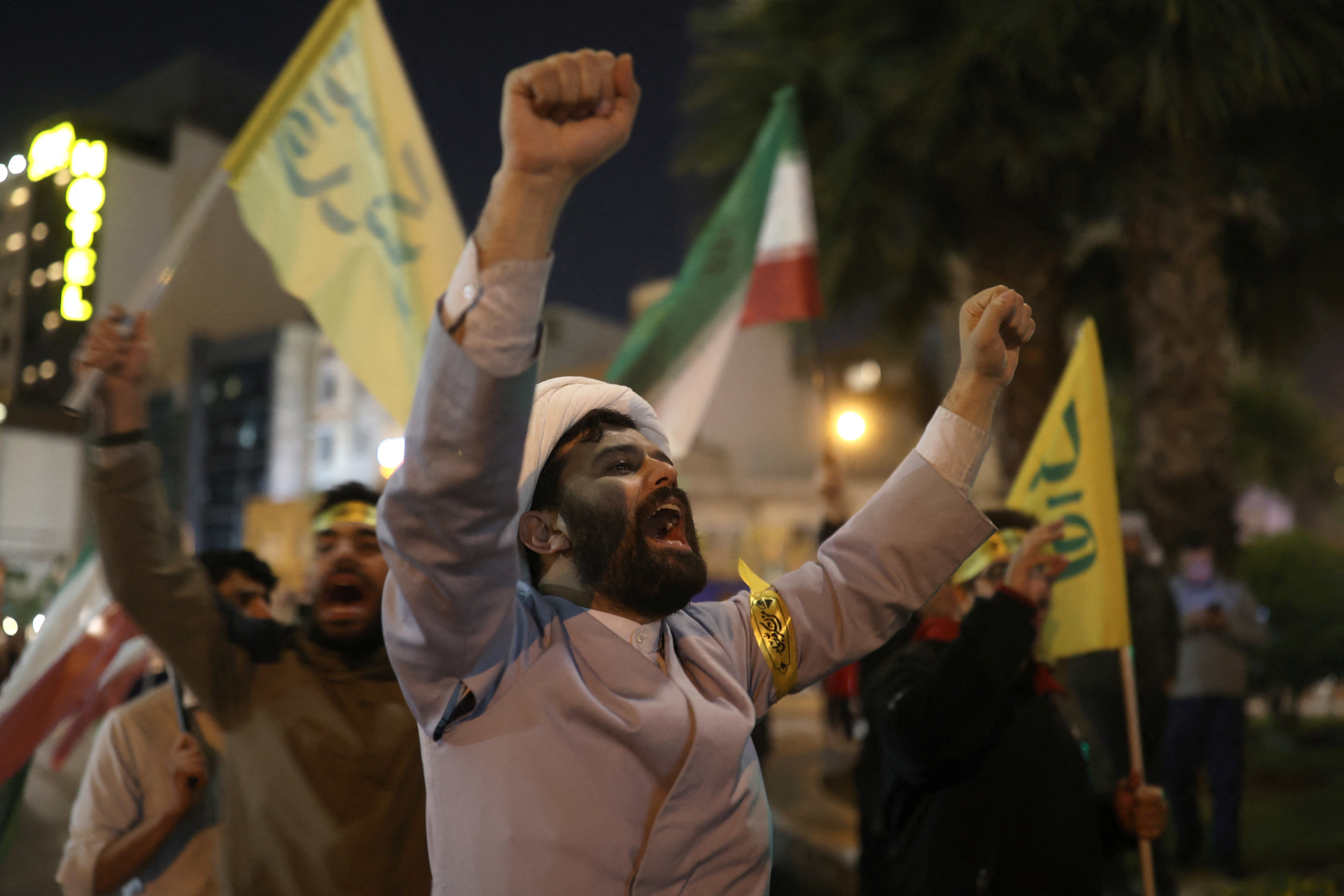 伊朗14日对以色列发动报复攻击。图为伊朗民众上街庆祝当局的攻击行动。(路透)
