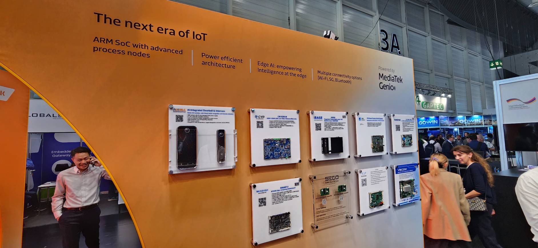 磐旭智能近期在德国纽伦堡举办的嵌入式电子与工业电脑展中，发表了最新一代人工智慧物联网解决方案。磐仪／提供