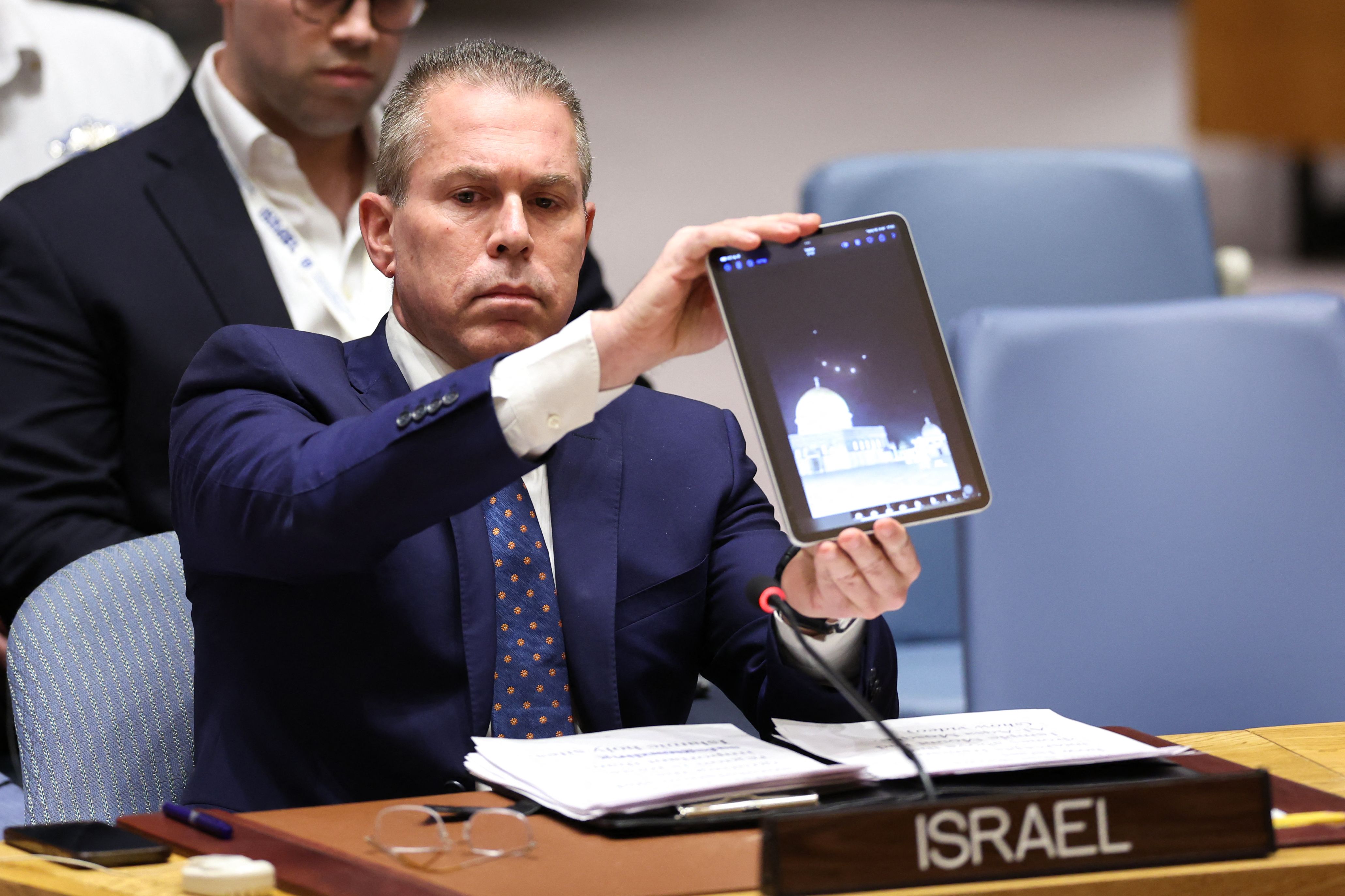 联合国安理会于台湾时间15日清晨4时，紧急就伊朗袭击以色列召开会议。以国驻联合国大使尔登和伊朗驻联合国大使伊拉瓦尼针锋相对。图为尔登出示无人机和飞弹袭击以色列照片。法新社