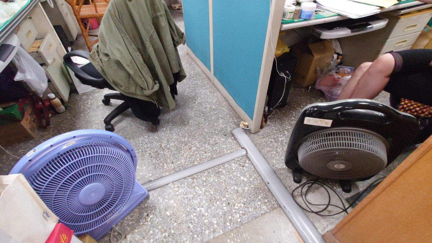 苗栗市公所暂定摄氏30度开中央空调，结果员工几乎个个自备电风扇散热。记者范荣达／摄影