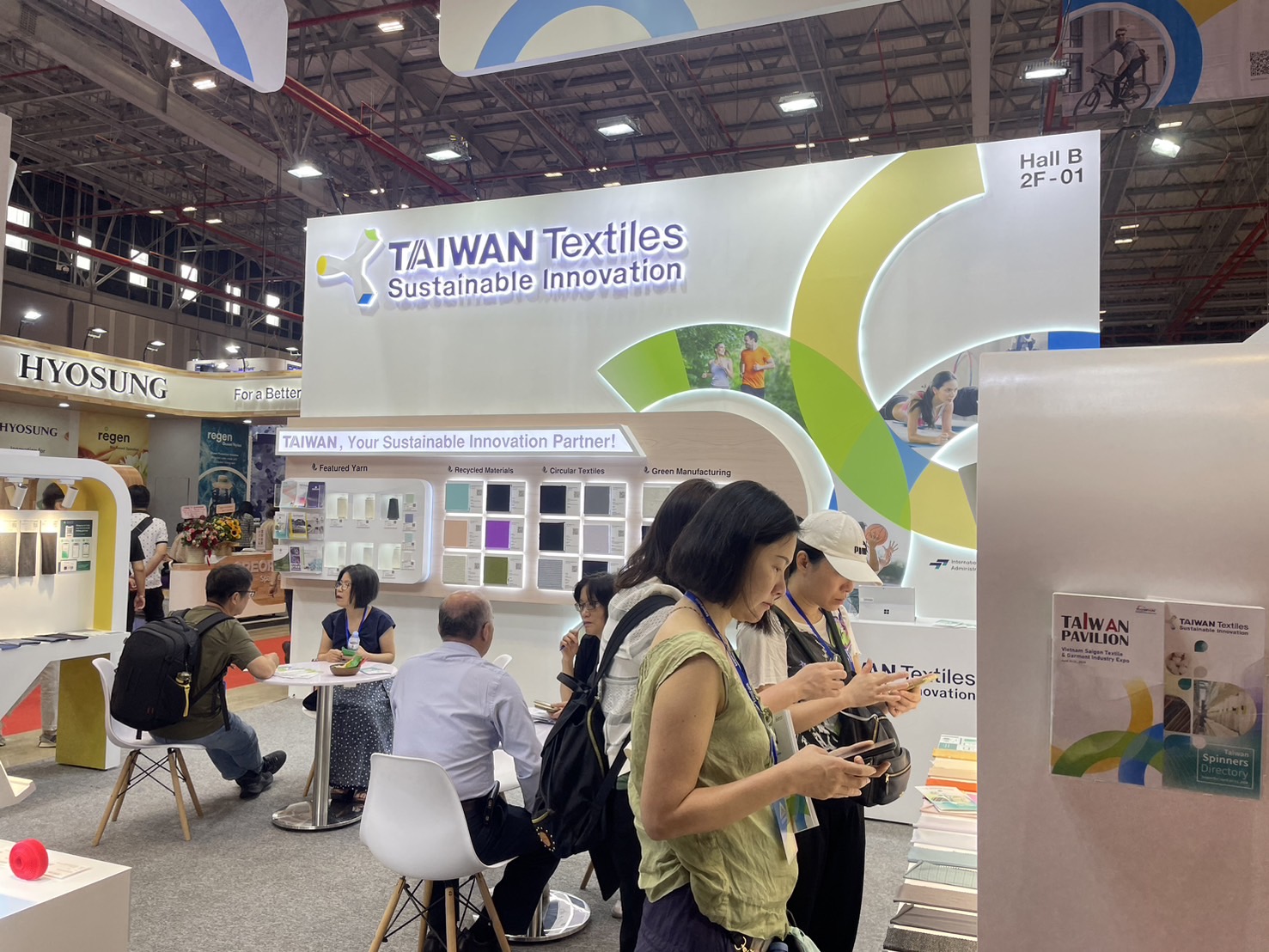 2024年越南西贡纺织及制衣工业展览会上，Taiwan Textile Select专区参观人潮。纺拓会提供／照