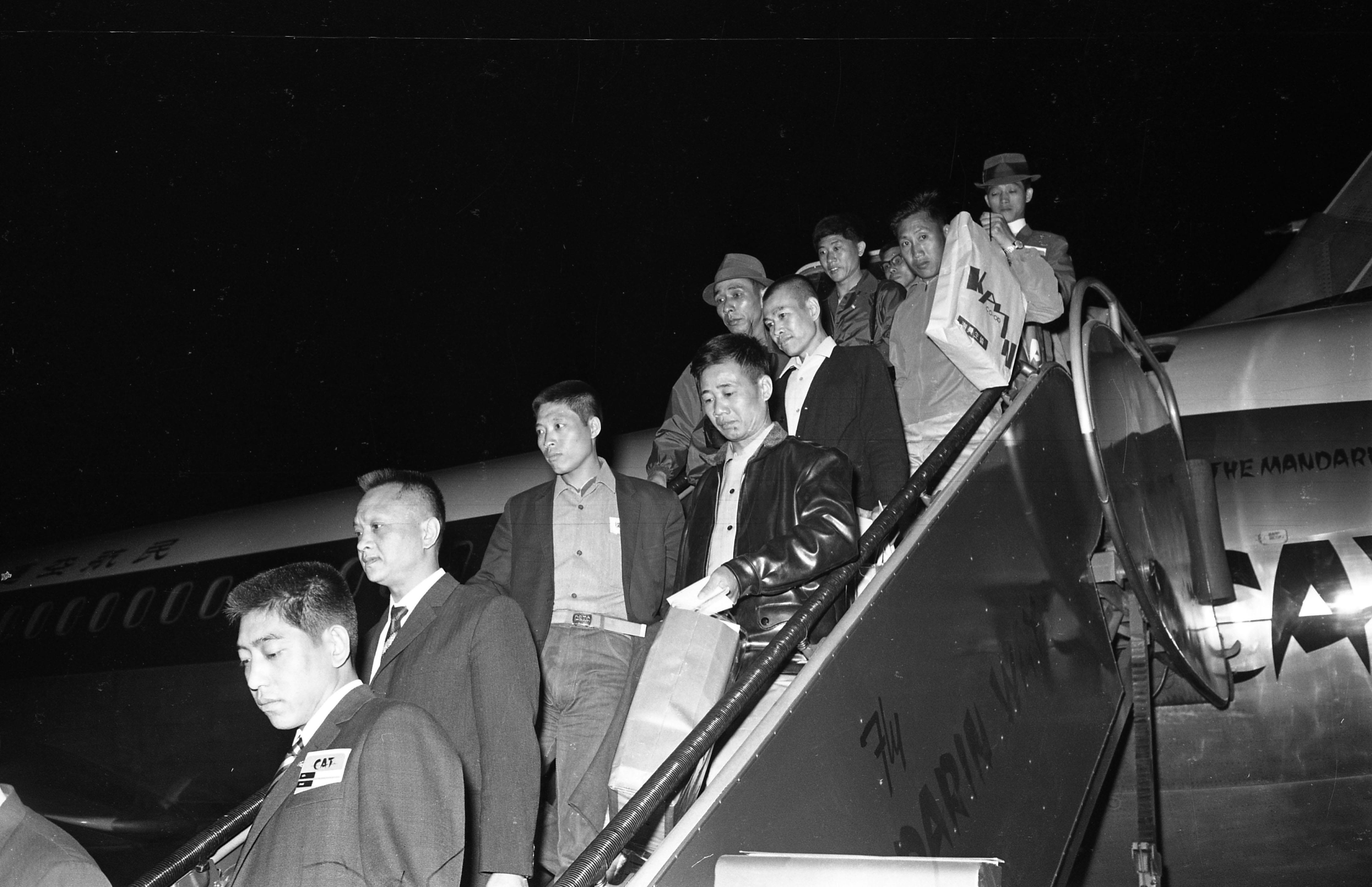 1966年4月16日，在惊涛骇浪中生还的22名「彗星」号货轮的船员，由轮机长胡云龙率领，从东京搭机返抵台北。图／联合报系资料照片