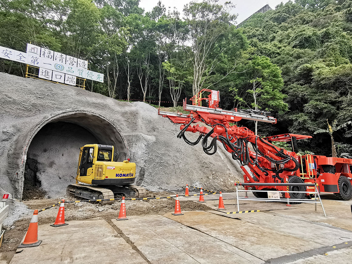 石门水库至新竹联通管工程隧道衔接段进口施工，打通石门水库至关西隧道联通。记者曾增勋／摄影