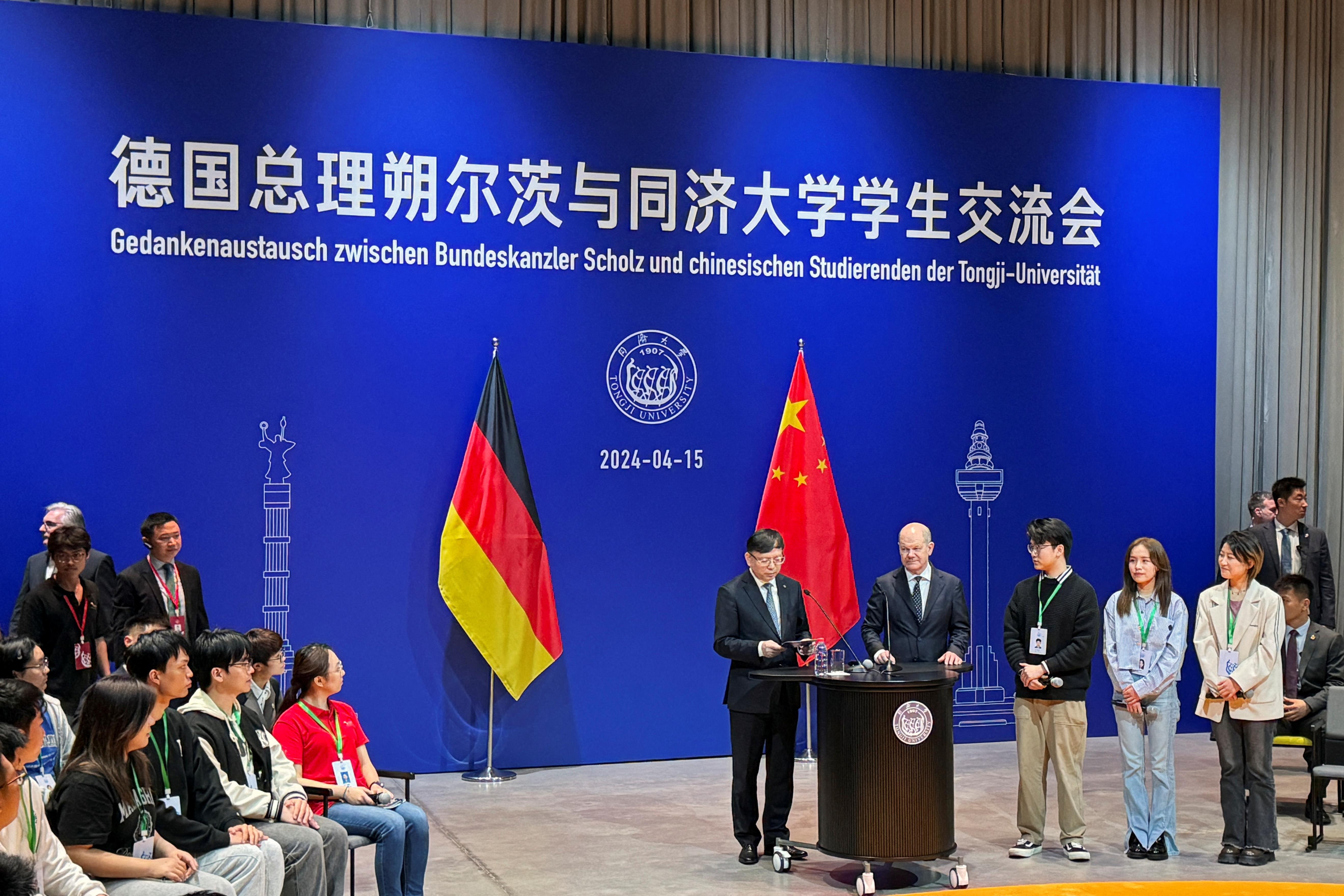 不同于2011年访问上海同济大学时能发表演讲，德国总理萧兹此次到访只能与部分学生展开小规模座谈。（路透）
