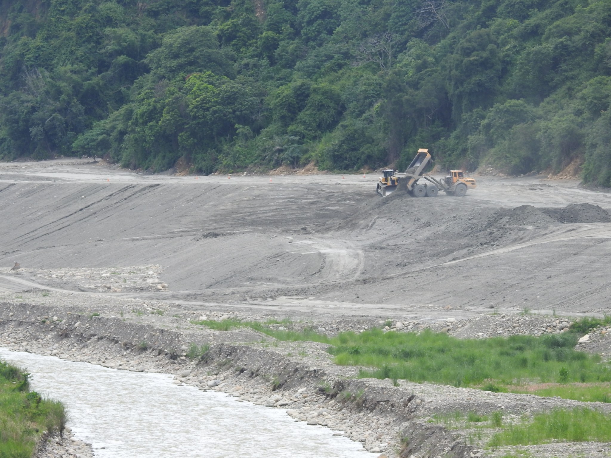 环团指控鸟嘴潭人工湖工程违反环评程序将废土倾倒在乌溪河床，为此提行政诉讼，5月1日将开庭。