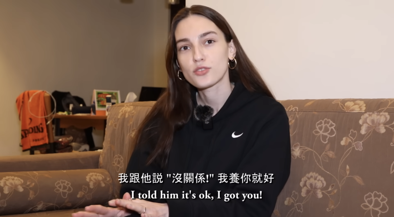 俄罗斯女子Mila在台湾男友最潦倒时，霸气向对方求婚。图／截自Youtube