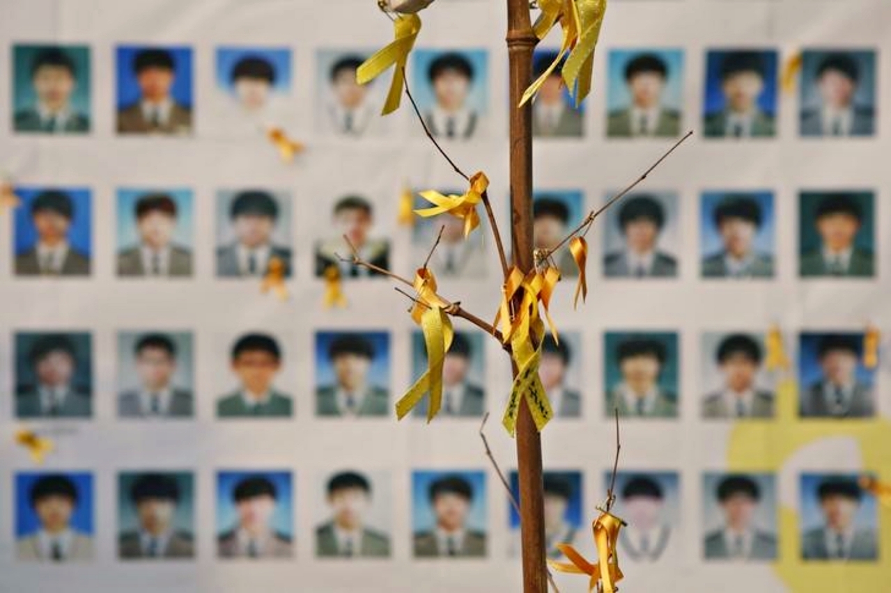 2014年4月16日承载476人前往济州岛的世越号沉没，造成304人罹难，其中包括了搭乘世越号进行校外教学的京畿道檀园高中师生。 图／路透社