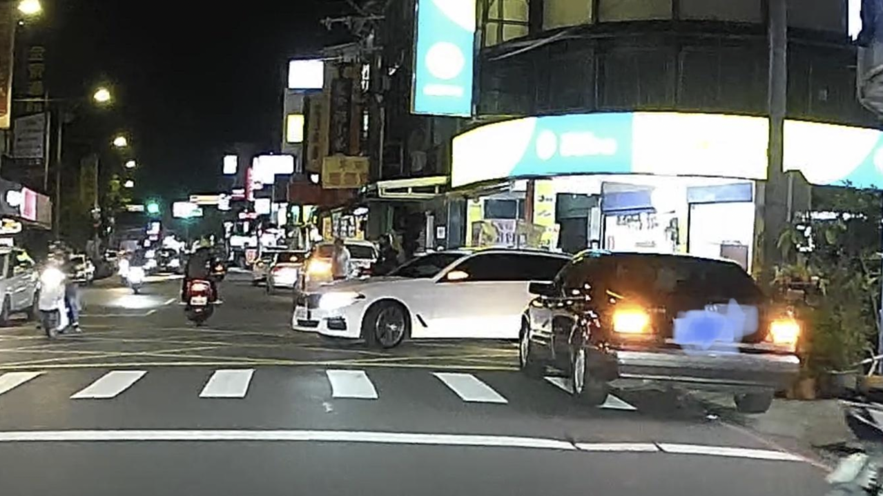一名网友表示，近日在路上看到许多车辆违规临停却无法检举，抱怨台湾交通与制度很夸张。图／翻摄自PTT