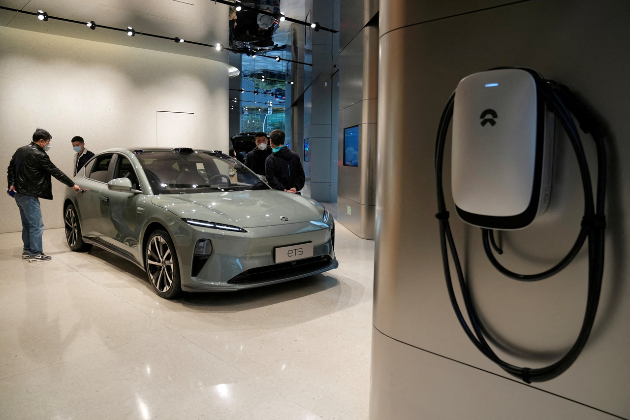 美国研拟提高中国电动车及太阳能产品关税，图为蔚来ET5电动车在上海的展间展示。 路透