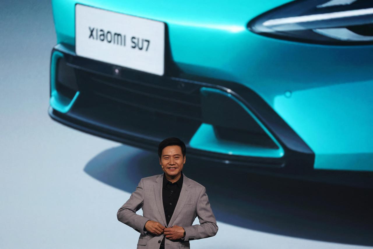 小米推出纯电动车SU7，董事长雷军夸口，人民币50万元内「没有对手」。 路透