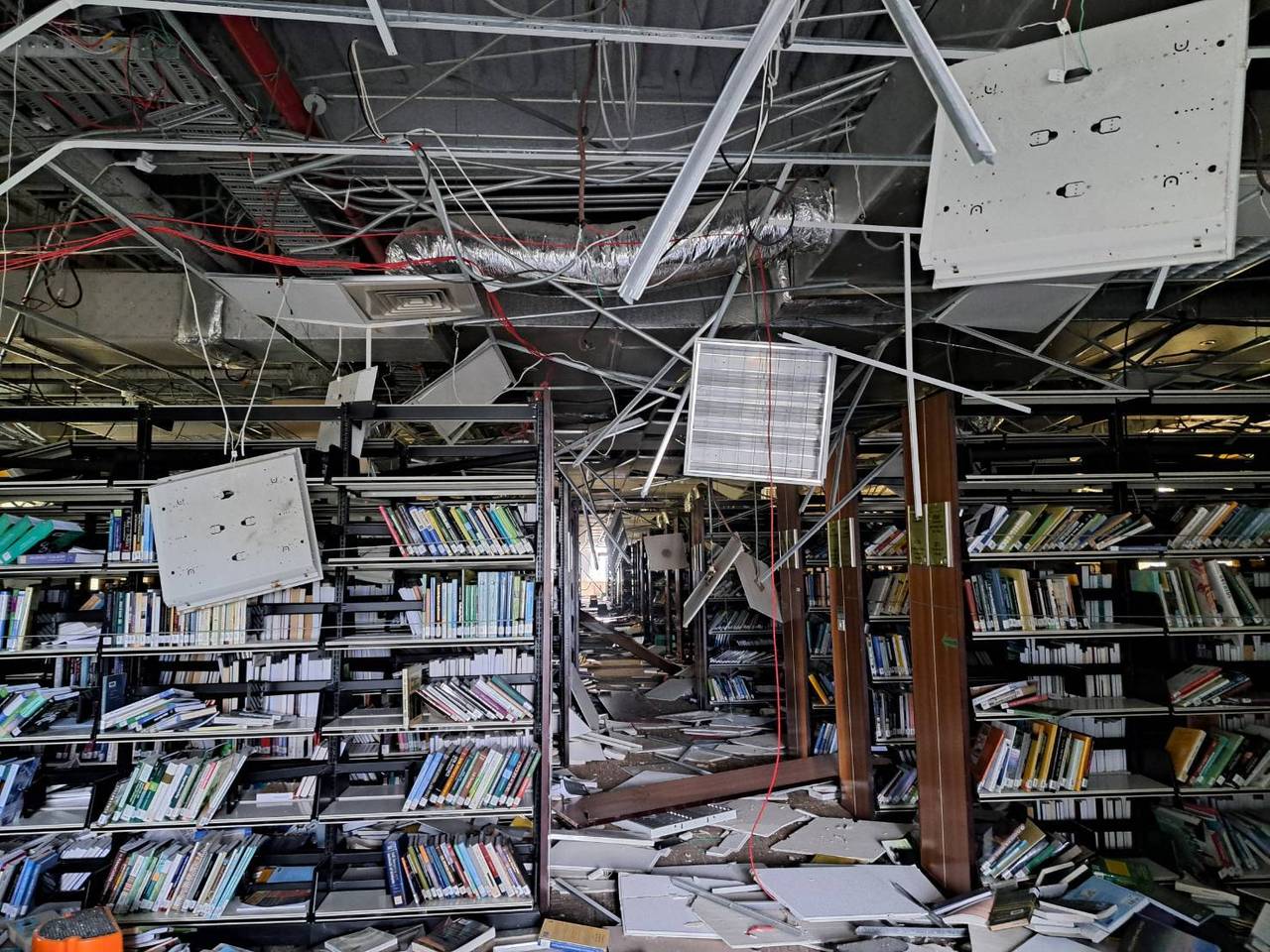 0403花莲强震，国立东华大学理工学院、学生宿舍受损严重之外；图书馆也有灾情，天花板轻钢架掉落，现场一片狼藉。图／东华大学提供（中央社）
