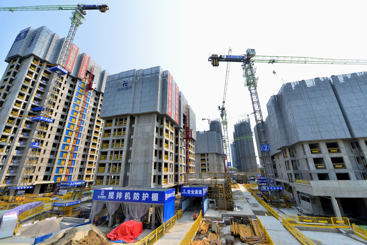 根据财新传媒，中国高层正在考虑建立一个全国性的房地产平台公司，负责收购各地烂尾楼，然后将其转变为保障性住房。中新社