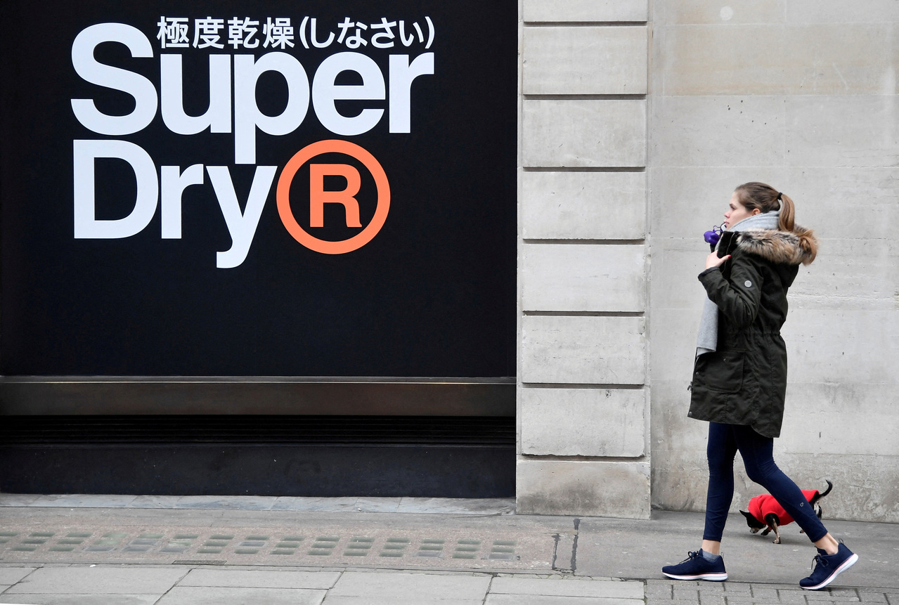 Superdry今天说，公司拟从伦敦证券交易所下市，该股闻讯暴跌逾25%。过去一年来，累计跌幅已逾9成。