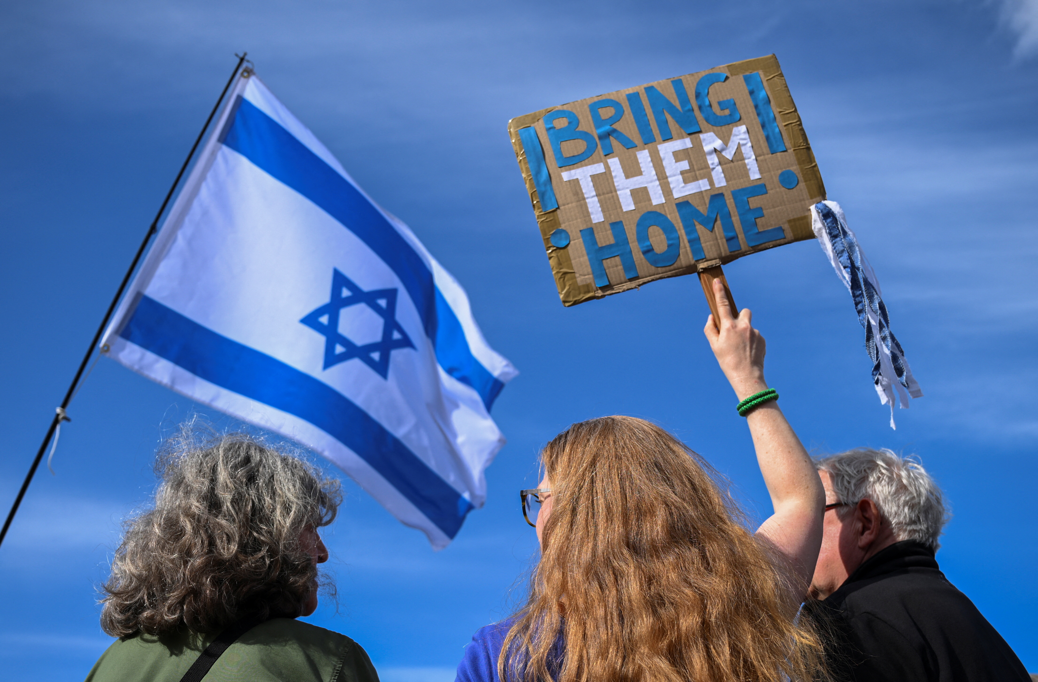 伊朗向以色列发射无人机和飞弹后，德国柏林14日街头，人们举著以色列国旗和标语牌，呼吁让以色列人质回家。（路透）