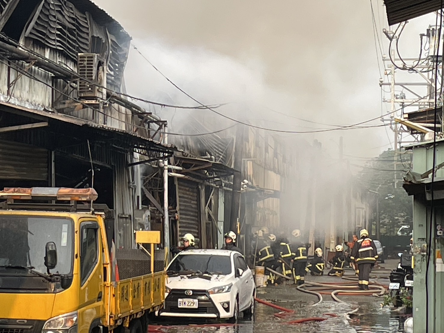 板桥区侨中ㄧ街124巷今日5时32分发生工厂火警。图／新北市消防局提供
