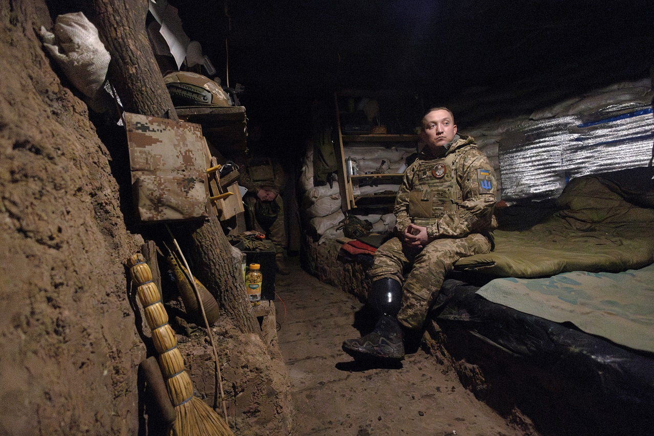 乌克兰武装部队第28独立机械化旅32岁军官「奥丁」2023年因地雷爆炸失去小腿，现在又回到前线战壕。路透