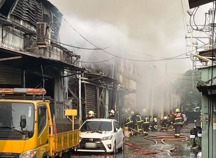 板桥区侨中一街124巷今日5时32分发生工厂火警。图／新北市消防局提供