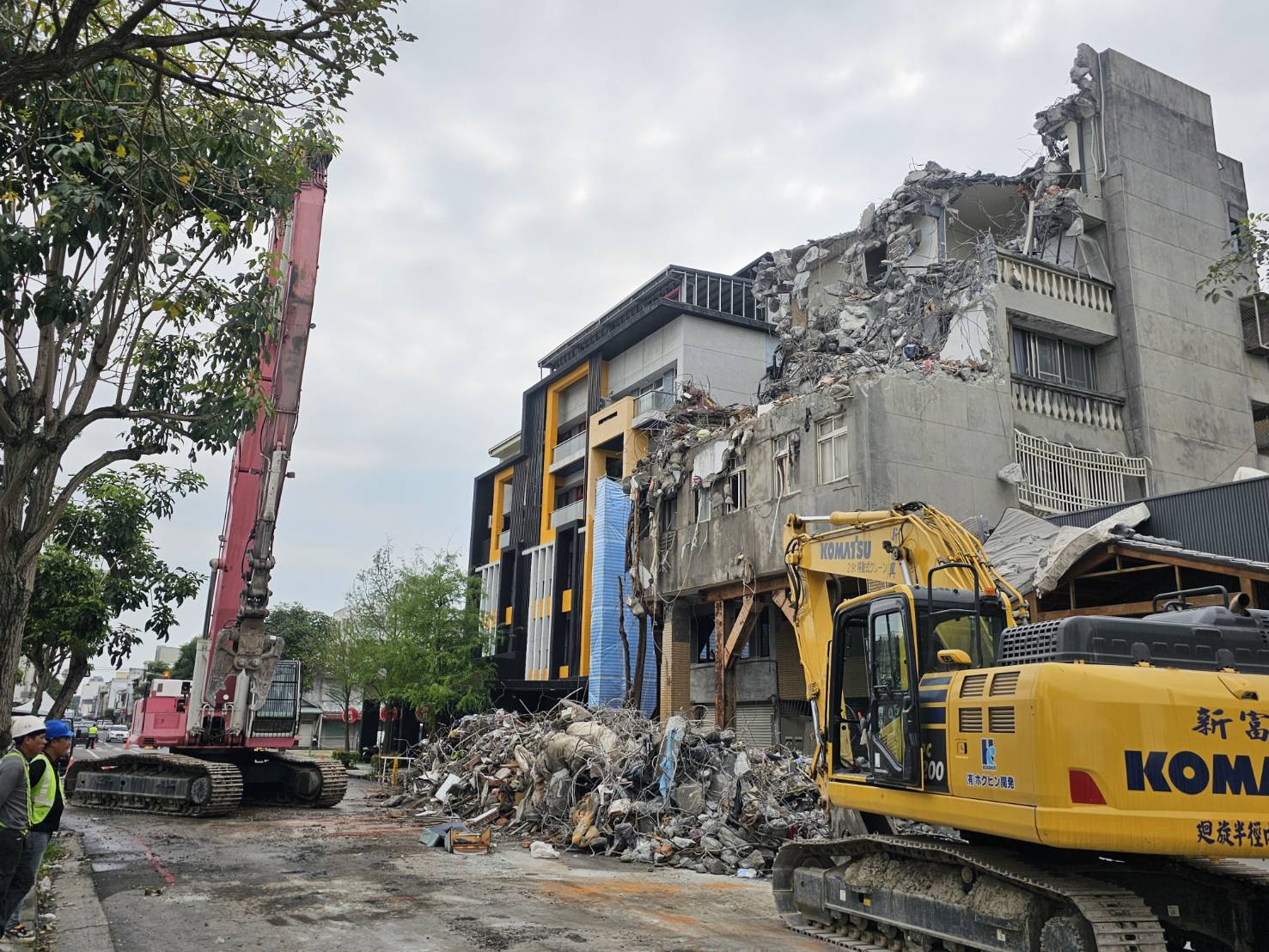 花莲市北滨街6号因地震成危楼，已有大型机具进驻拆除。图／民众提供