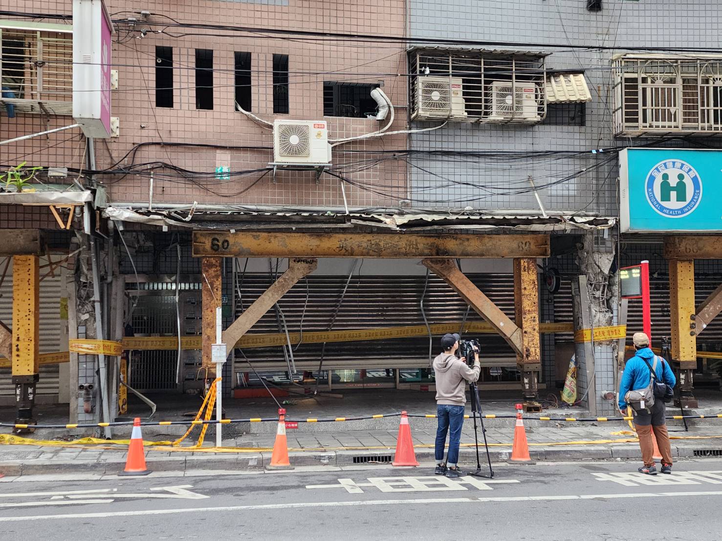 新北土城「台北一家亲」社区前支撑柱水泥块崩落、钢筋变形。图／报系资料照
