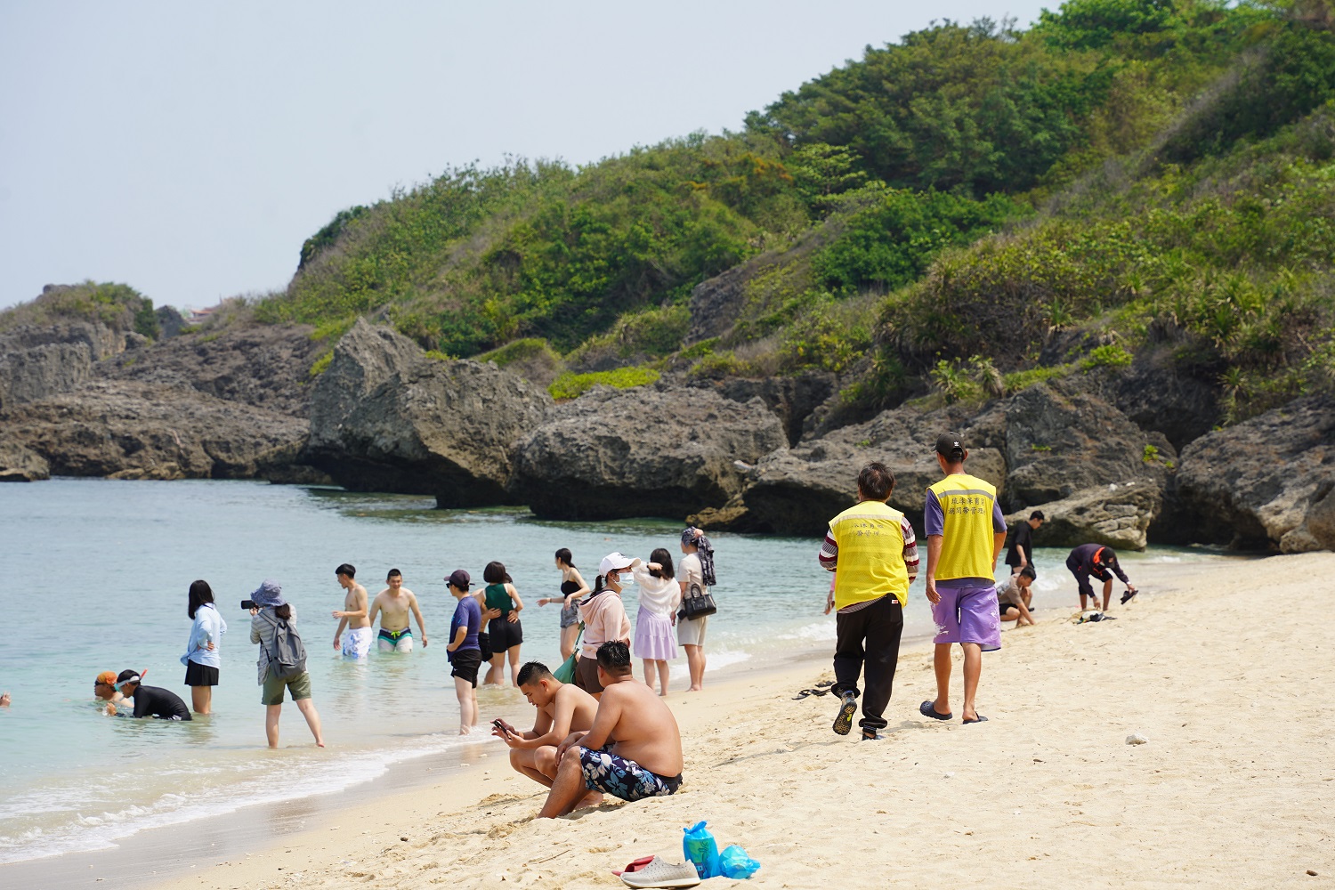 琉球保育区潮间带管理站人员巡视。图／屏东县政府提供