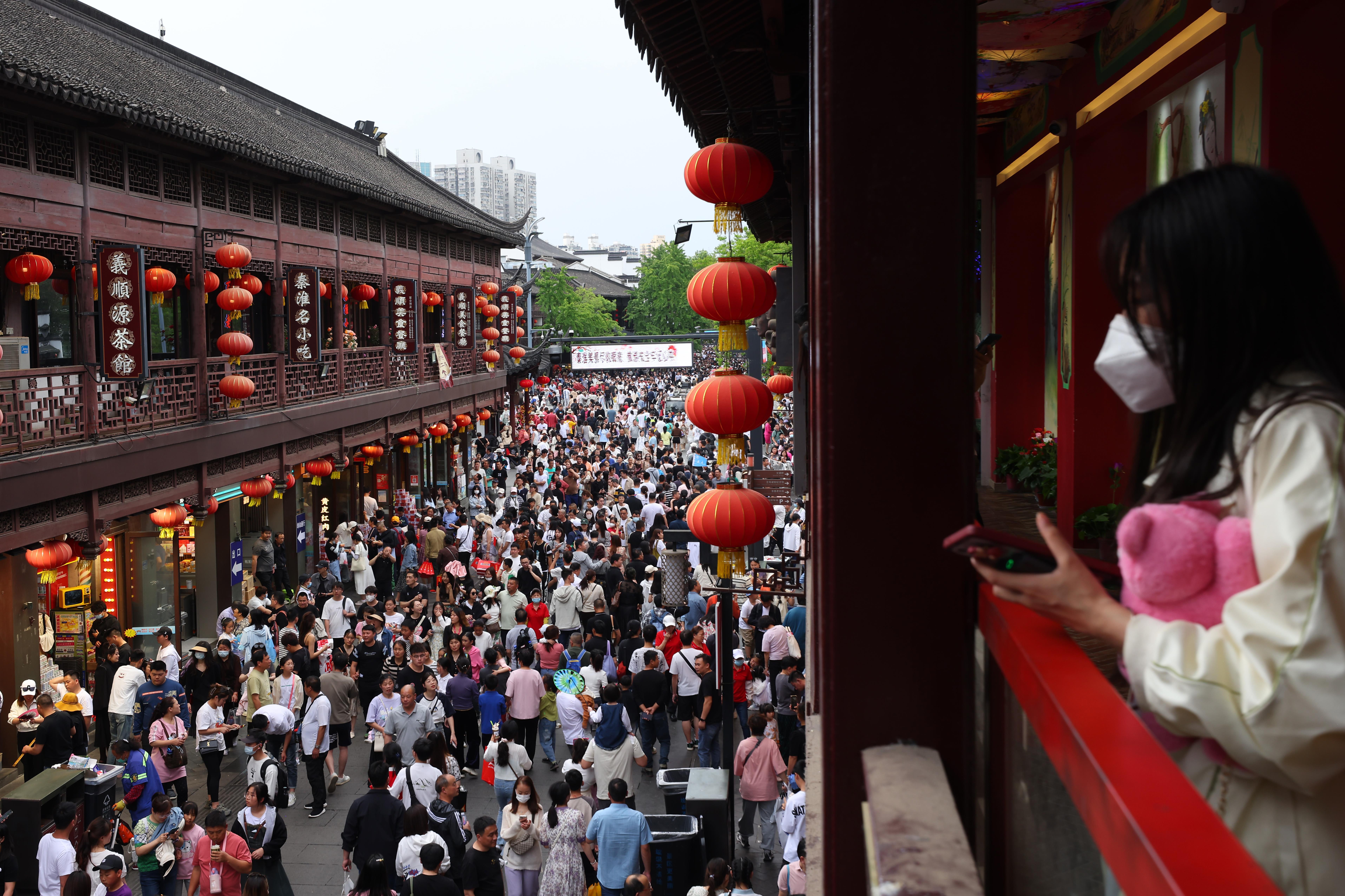 从目前预订情况来看，预计今年「五一」假期中国大陆出游人数将大幅超越过去数年。图为去年「五一」期间南京夫子庙游人如织景象。（中新社）