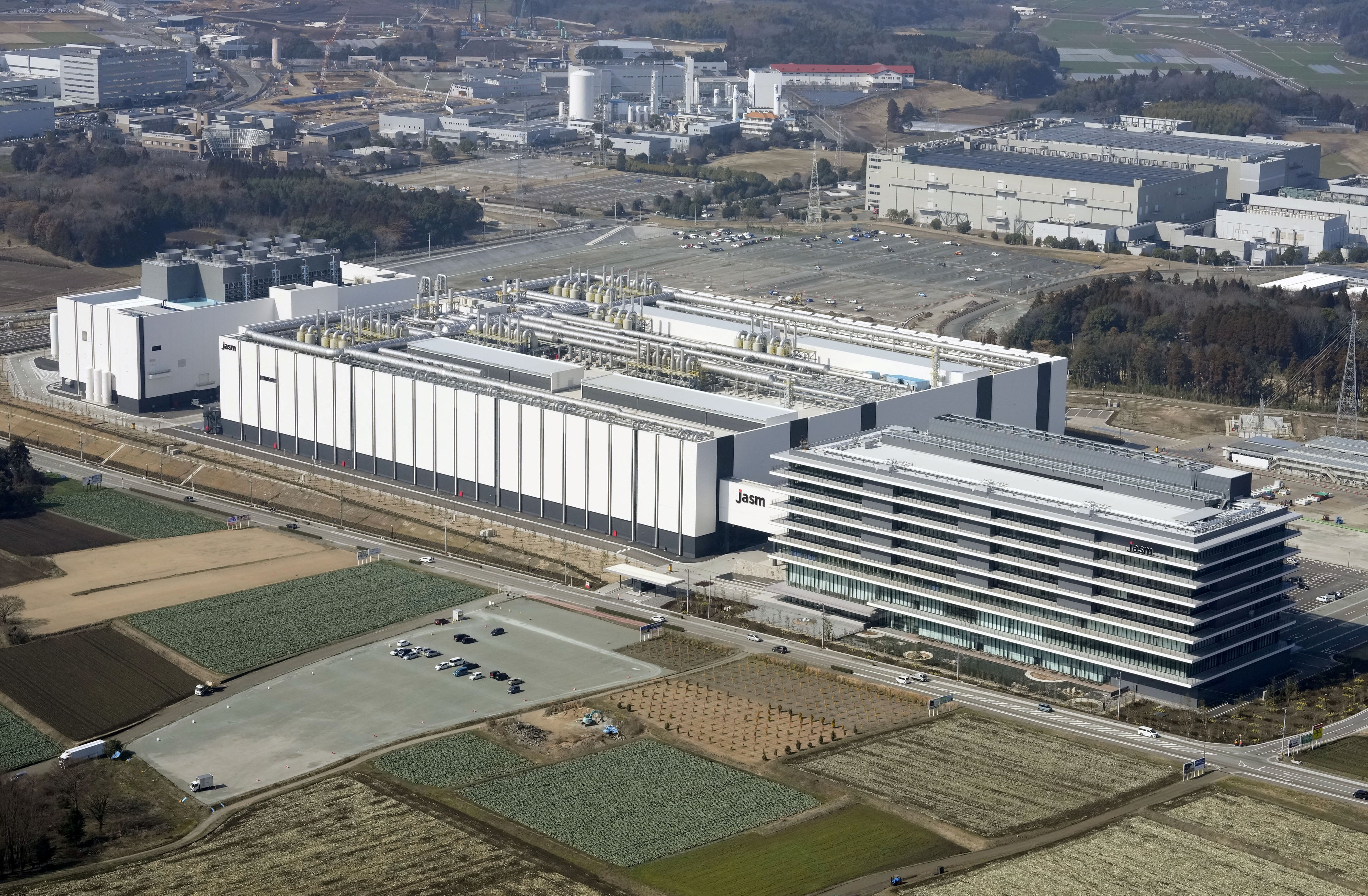 An aerial view shows the semiconductor plant by Japan Advanced Semiconductor Manufacturing Company (JASM), a subsidiary of Taiwan Semiconductor Manufacturing Company (TSMC), in Kikuyo town, Kumamoto prefecture, southwestern Japan February 12, 2024, in this photo taken by Kyodo. Mandatory credit Kyodo via REUTERS ATTENTION EDITORS - THIS IMAGE WAS PROVIDED BY A THIRD PARTY. MANDATORY CREDIT. JAPAN OUT. NO COMMERCIAL OR EDITORIAL SALES IN JAPAN【作者：路透通讯社，日期：2024-02-22，数位典藏序号：20240222160554498】