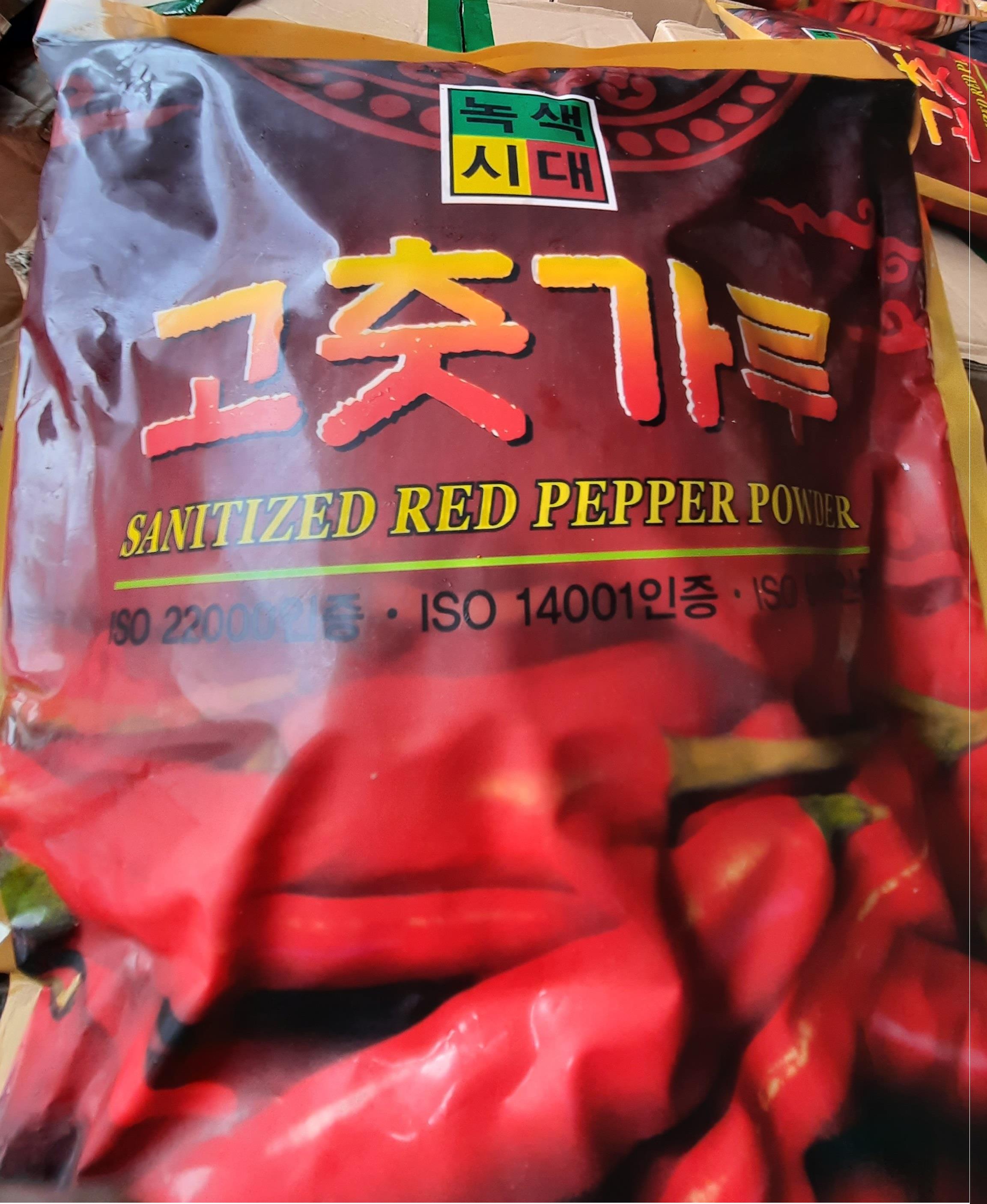 食药署副署长林金富说，韩广企业有限公司从韩国输入的5批辣椒粉，总共1万1040公斤。图／食药署提供
