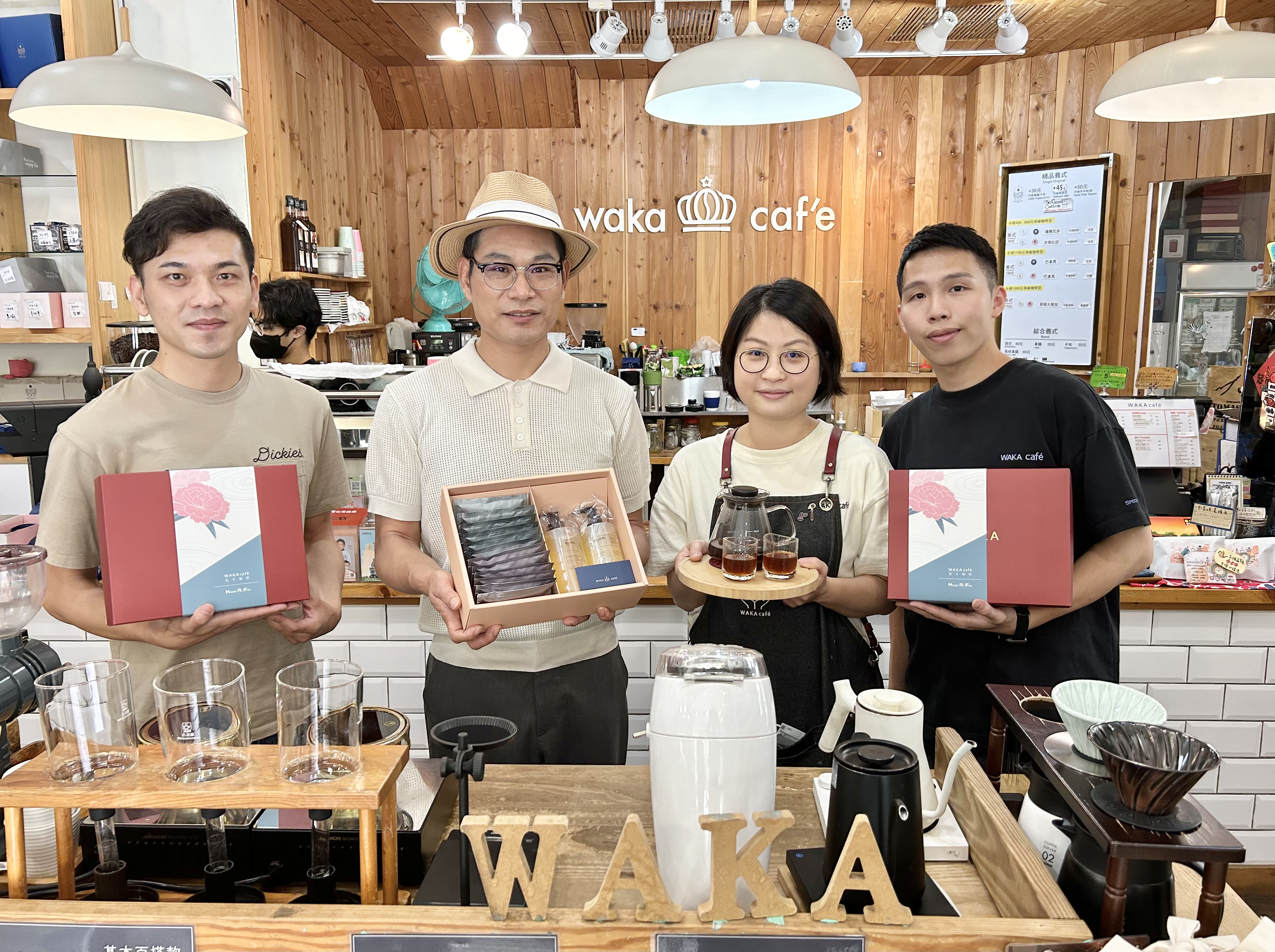 台湾本土品牌炫日芬、瓦卡咖啡携手做公益，共同推出母亲节限量礼盒。记者宋健生/摄影